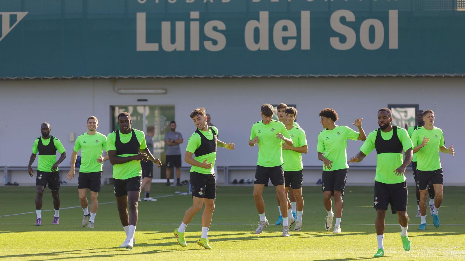 Mendy, al lado de Iker Losada, y Bakambu han trabajado este viernes con el grupo una vez más.