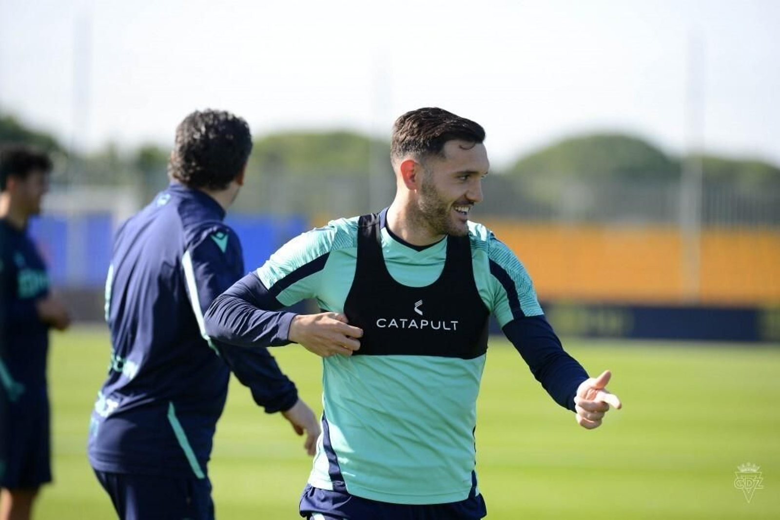 El delantero sonríe en el transcurso de un entrenamiento. El delantero sonríe en el transcurso de un entrenamiento.