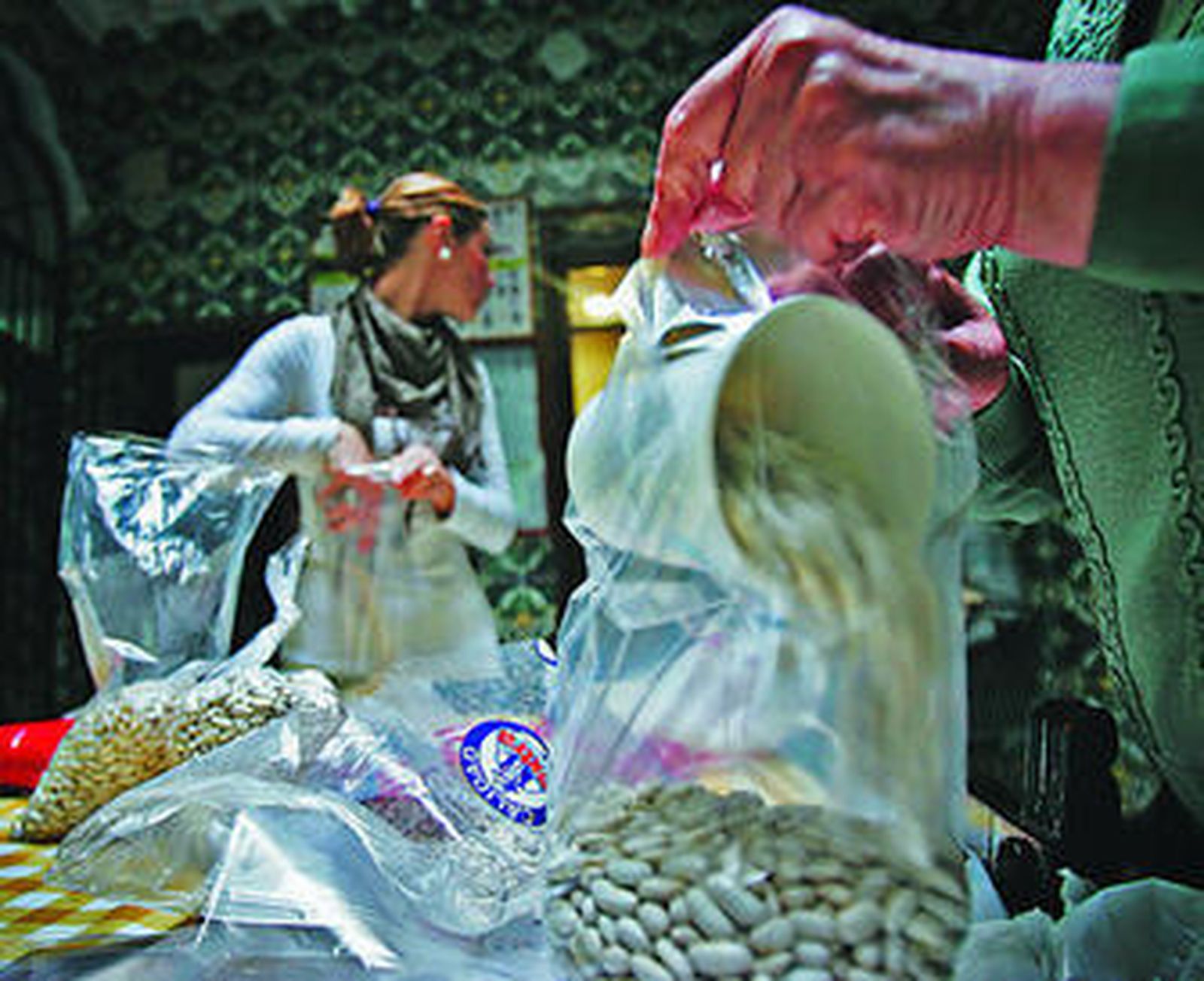 Reparto de alimentos para una familia en un carro.