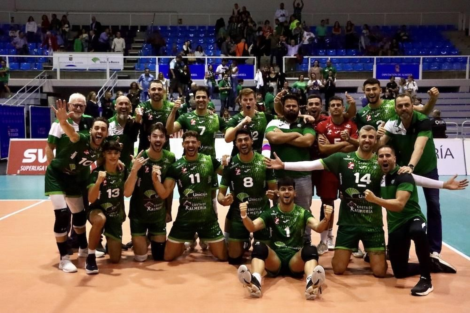 El plantel almeriense al completo celebra el triunfo frente Villena Petrer
