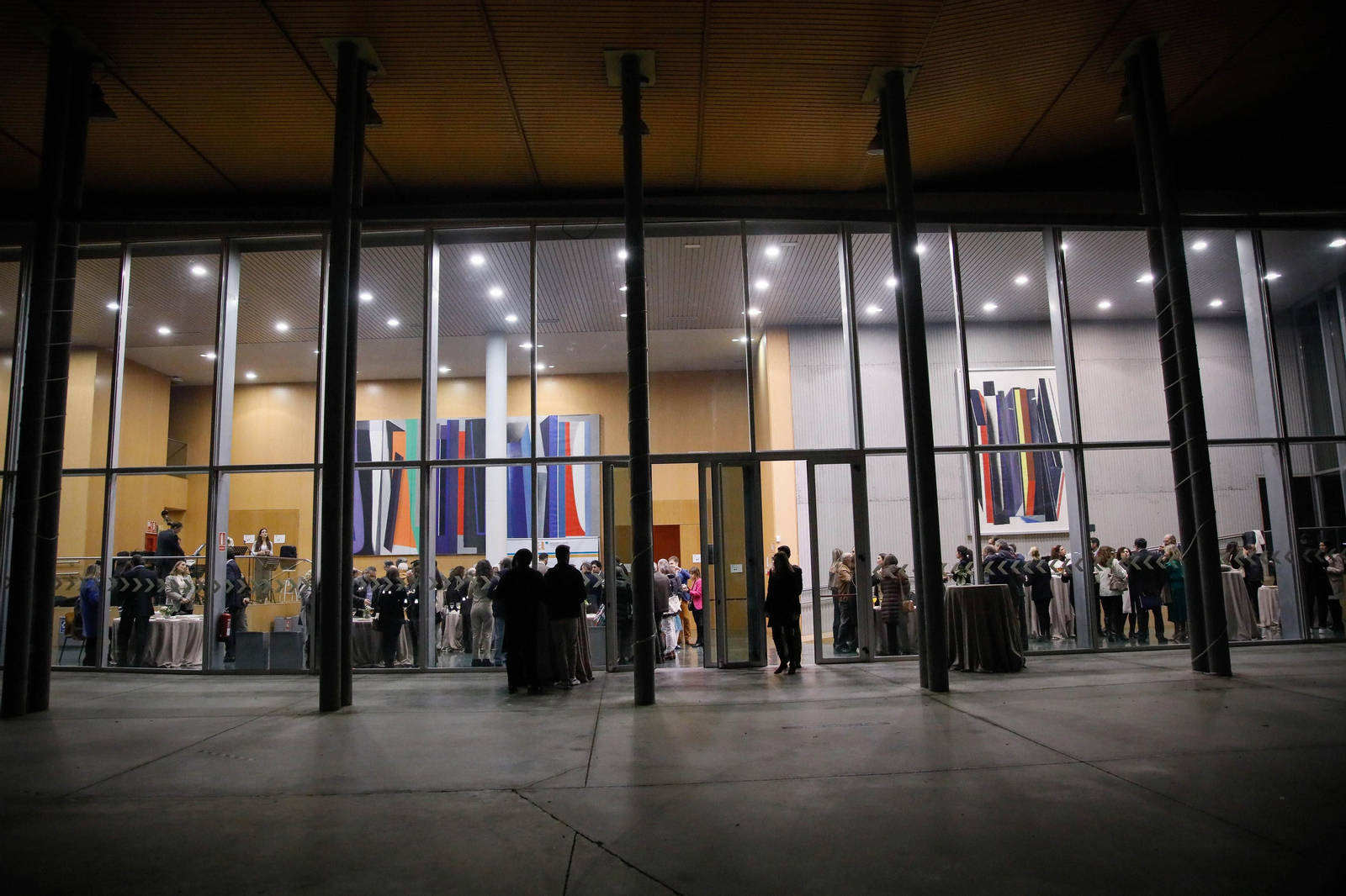 Imágenes del acto de reconocimiento a antiguos alumnos y amigos de honor en la UAL