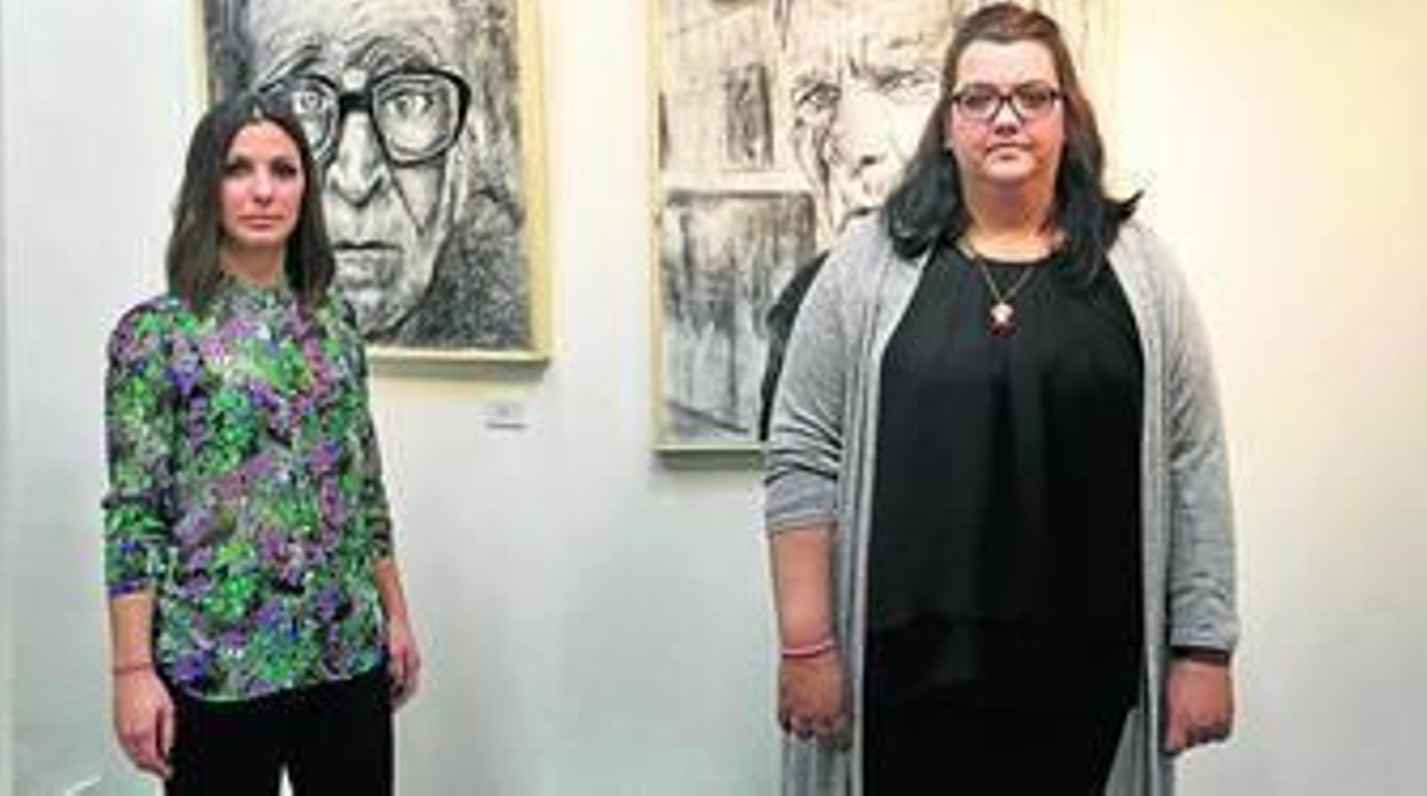Patricia Rivero (izquierda) y Estefanía Hernández posan ante su exposición en El Palillero.