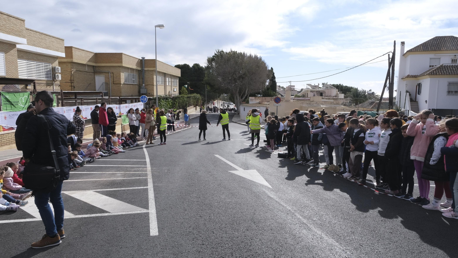 Imágenes de la carrera infantil contra el cáncer en el CEIP Francisco de Goya