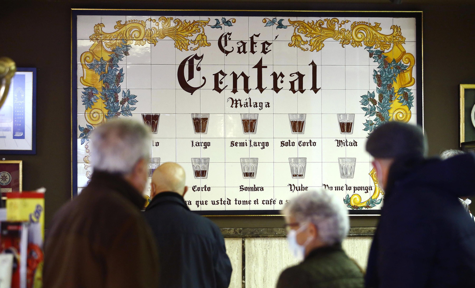 Las fotos del último 'sombra' del clásico Café Central en Málaga