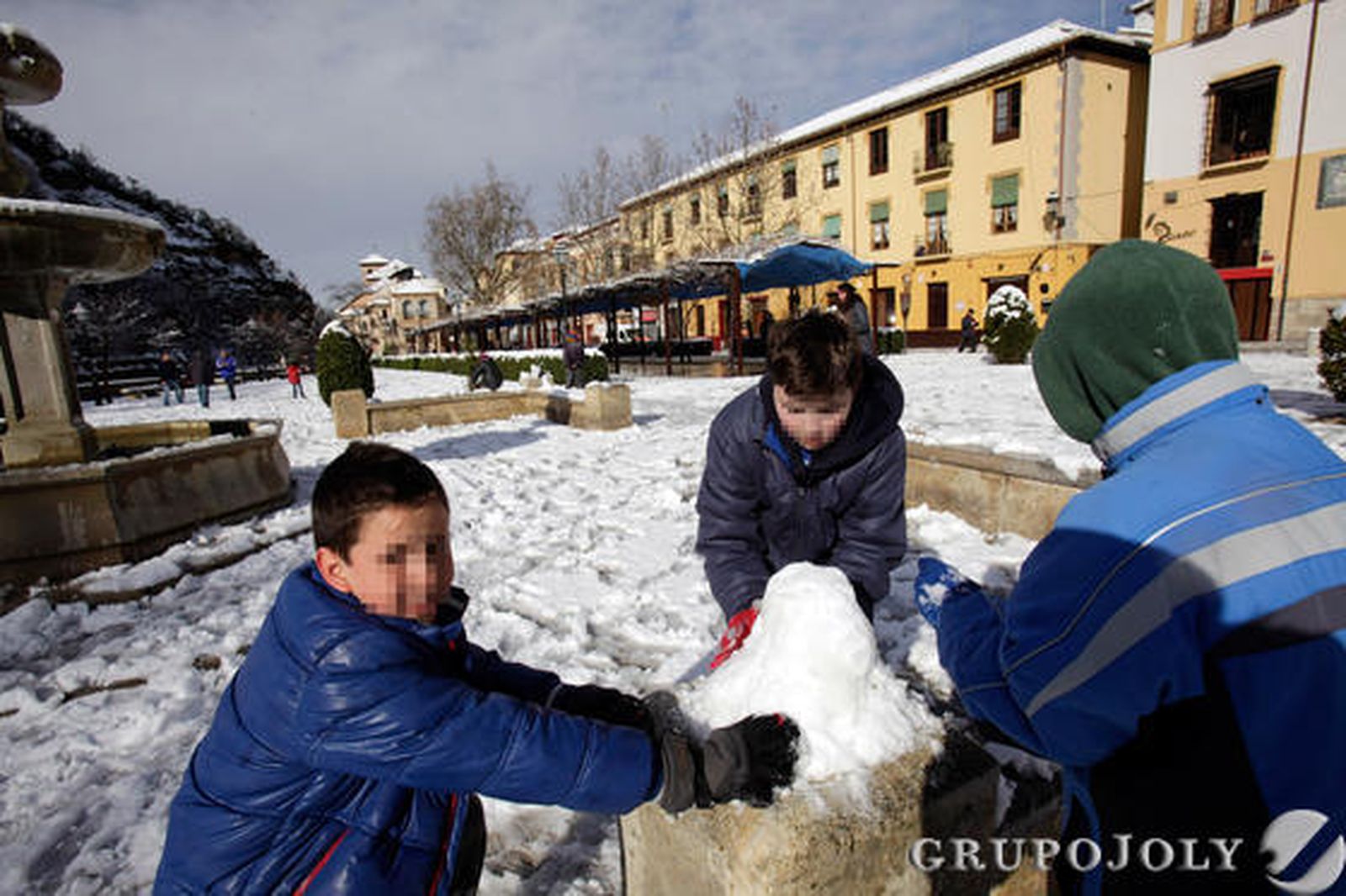 La nieve blanqueó la ciudad en la festividad del 28-F y provocó hasta 200 incidencias.

Foto: Lucia Rivas