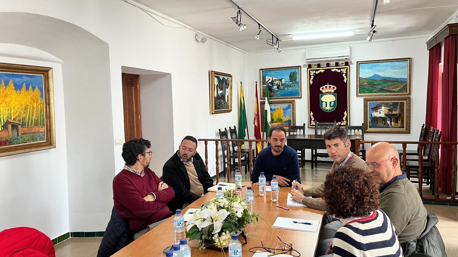 Manuel Cayuela en una reunión con los alcaldes Raúl Esteban Pérez, Fidel Hermoso y  Eva María Ramos, alcaldesa de Linares de la Sierra.