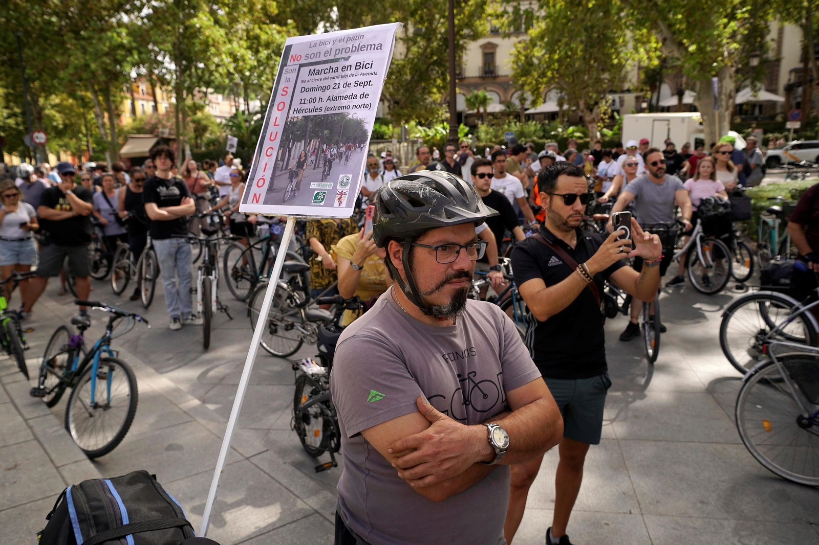 Concentración contra el fin del carril bici en la Avenida de la Constitución, esta mañana en la Puerta de Jerez.