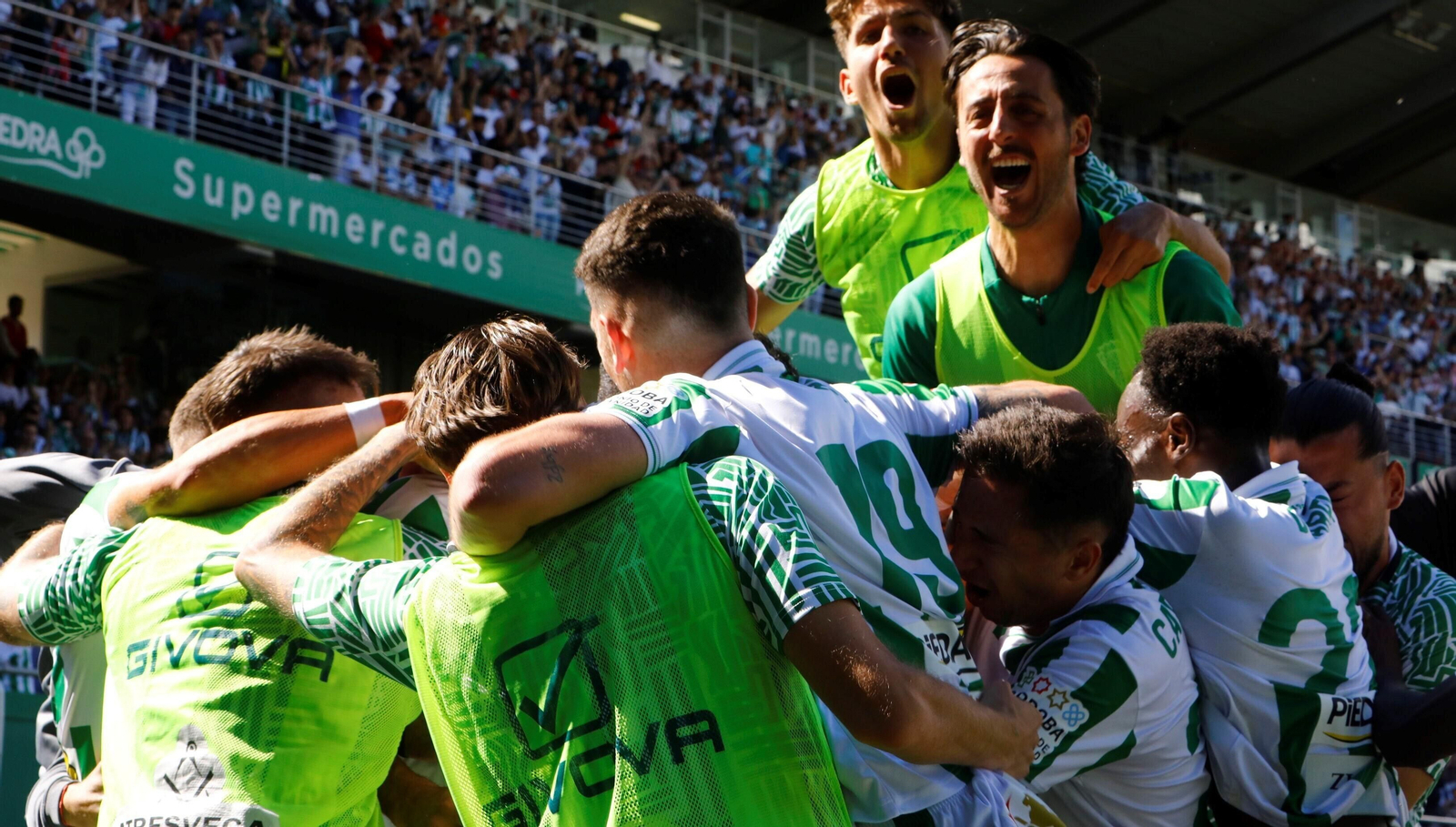 Los jugadores del Córdoba CF celebran el gol de la victoria ante el Málaga CF. Los jugadores del Córdoba CF celebran el gol de la victoria ante el Málaga CF.