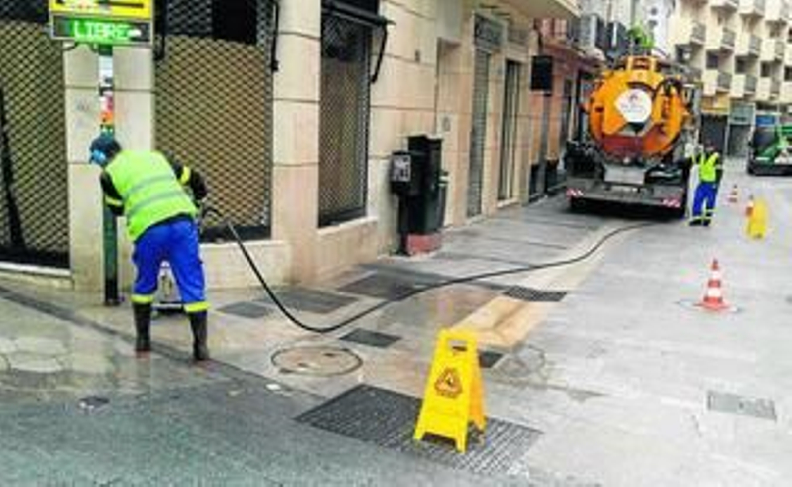 Un operario de Limasa prueba la nueva máquina en la calle Comedias.