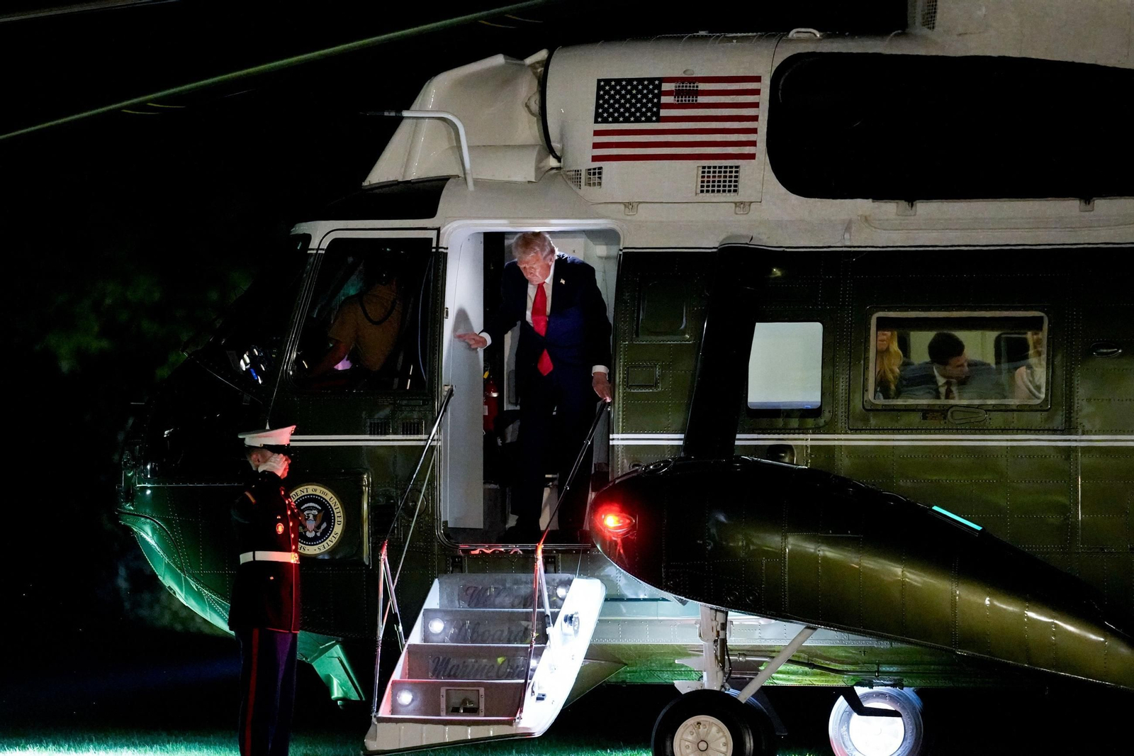 Donald Trump baja del Air Force One.