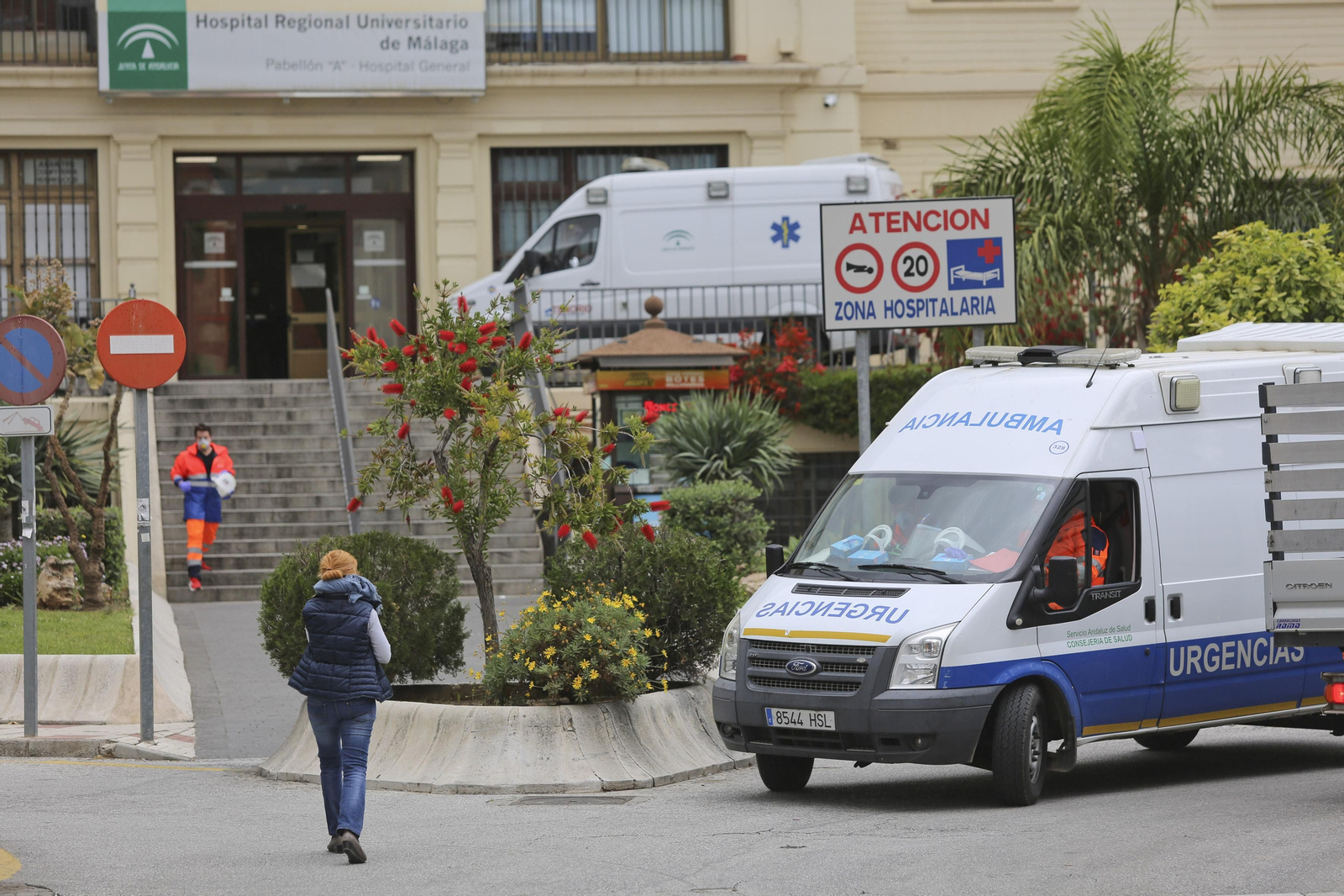 Una ambulancia a las puertas del Hospital Regional de Málaga.