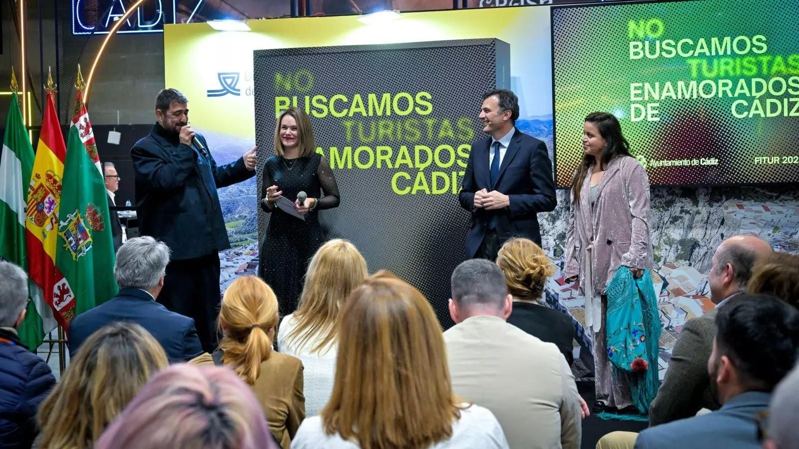 El alcalde, Bruno García, y la concejala de Turismo, Beatriz Gandullo, junto al cantante Antonio Orozco y la bailaora María Moreno en Fitur en enero de este año.