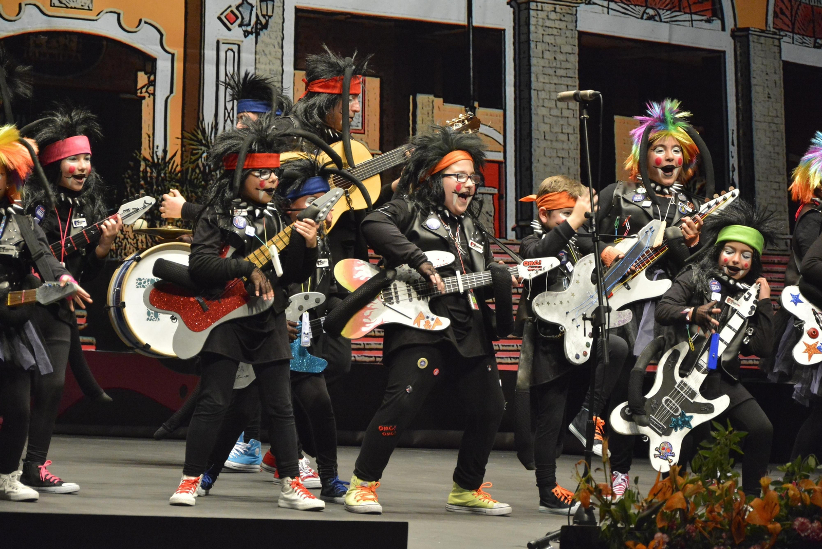 La chirigota infantil 'Rasca y Pica', que actuó como invitada para abrir la noche.