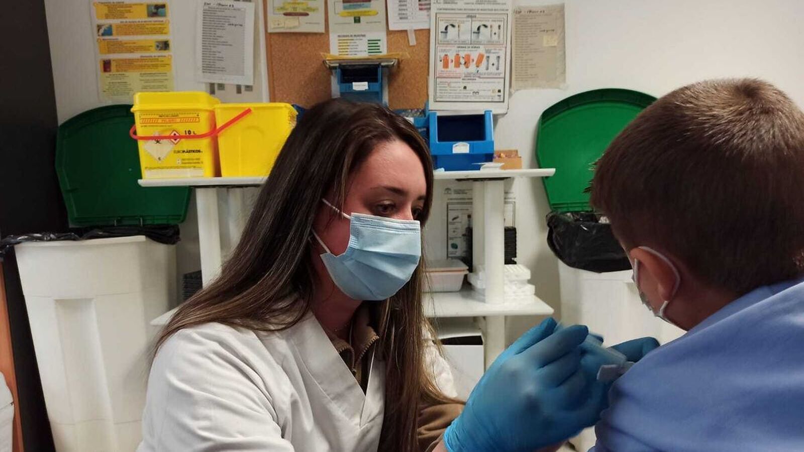 Una enfermera vacuna a un niño contra el virus del papiloma