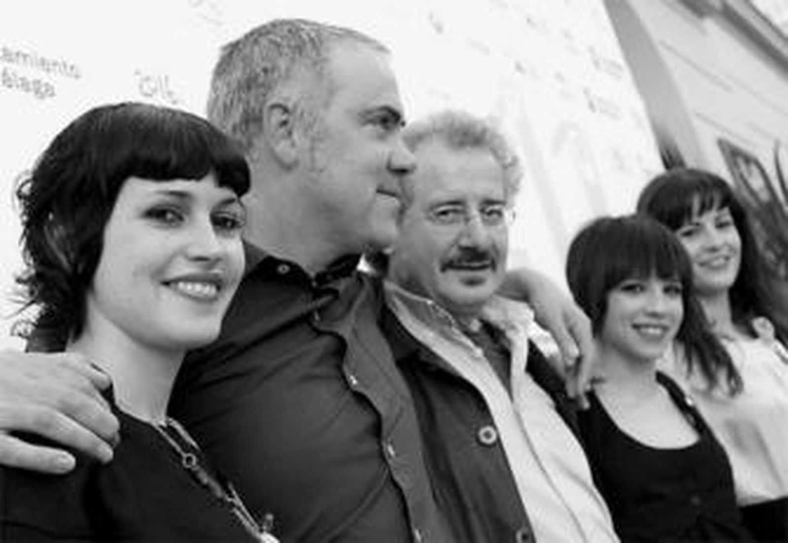 Xavier Bermúdez, en el centro, junto a Manuel Cortés y las actrices de la cinta.