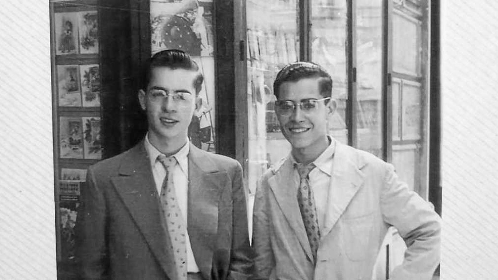 Los hermanos Joaquín y Fernado Díaz Rodríguez delante de la papelería de la calle San José.