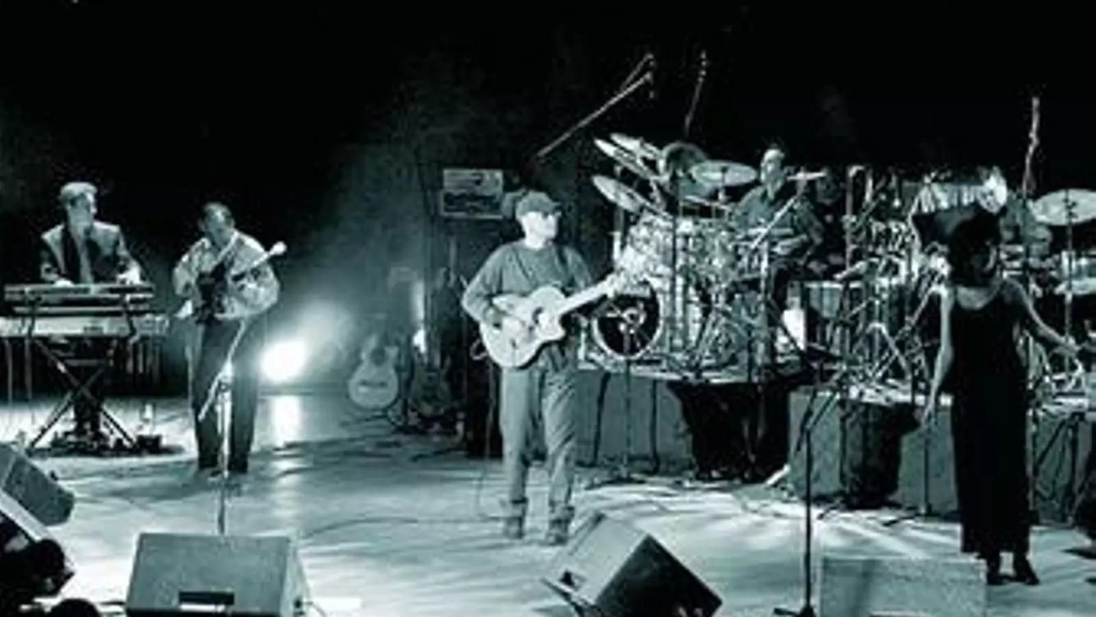 Concierto del grupo Alameda en la Casa Colón, en la capital onubense, en el veinte aniversario del grupo.