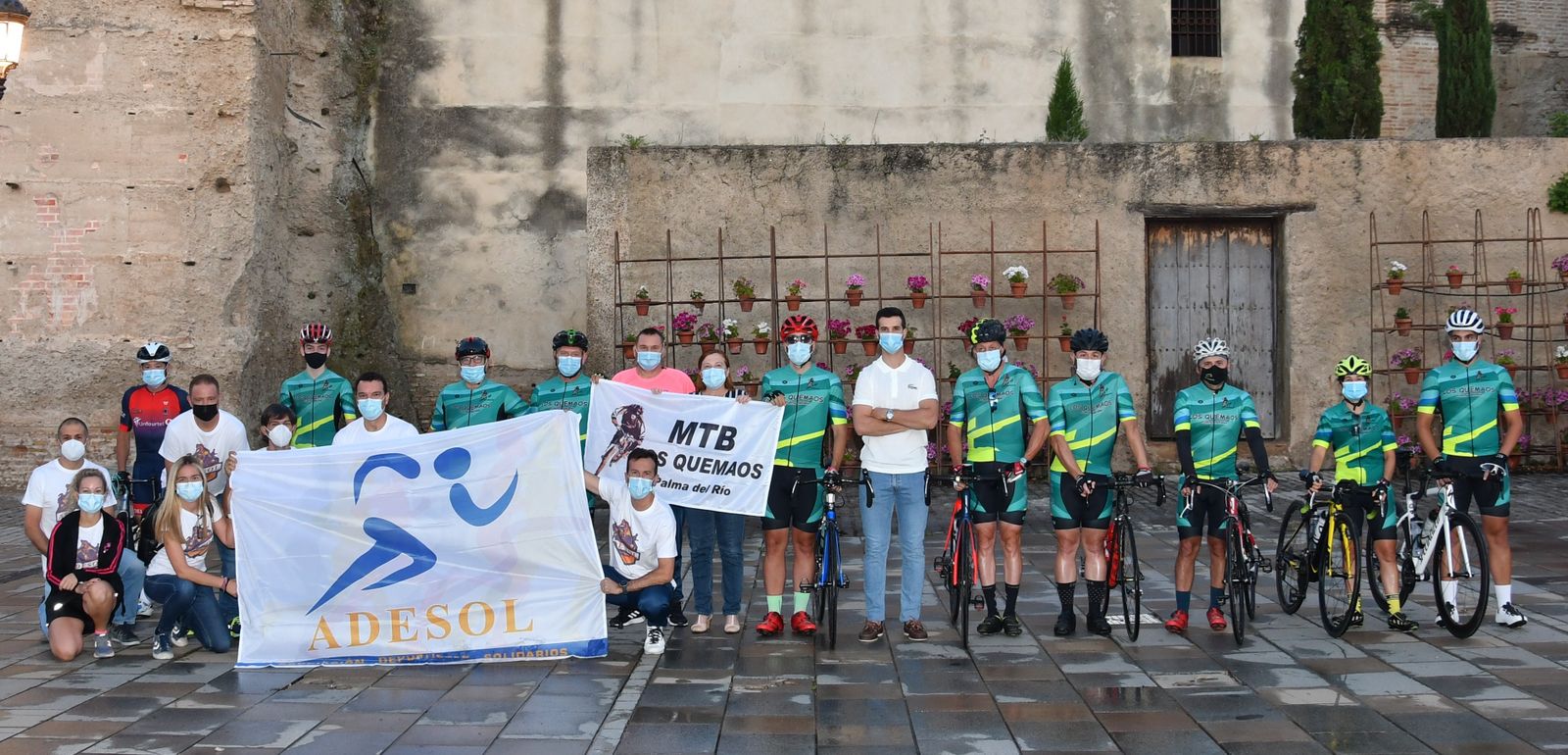 Los ciclistas participantes, antes de su salida en la Plaza Mayor de Andalucía de Palma del Río.