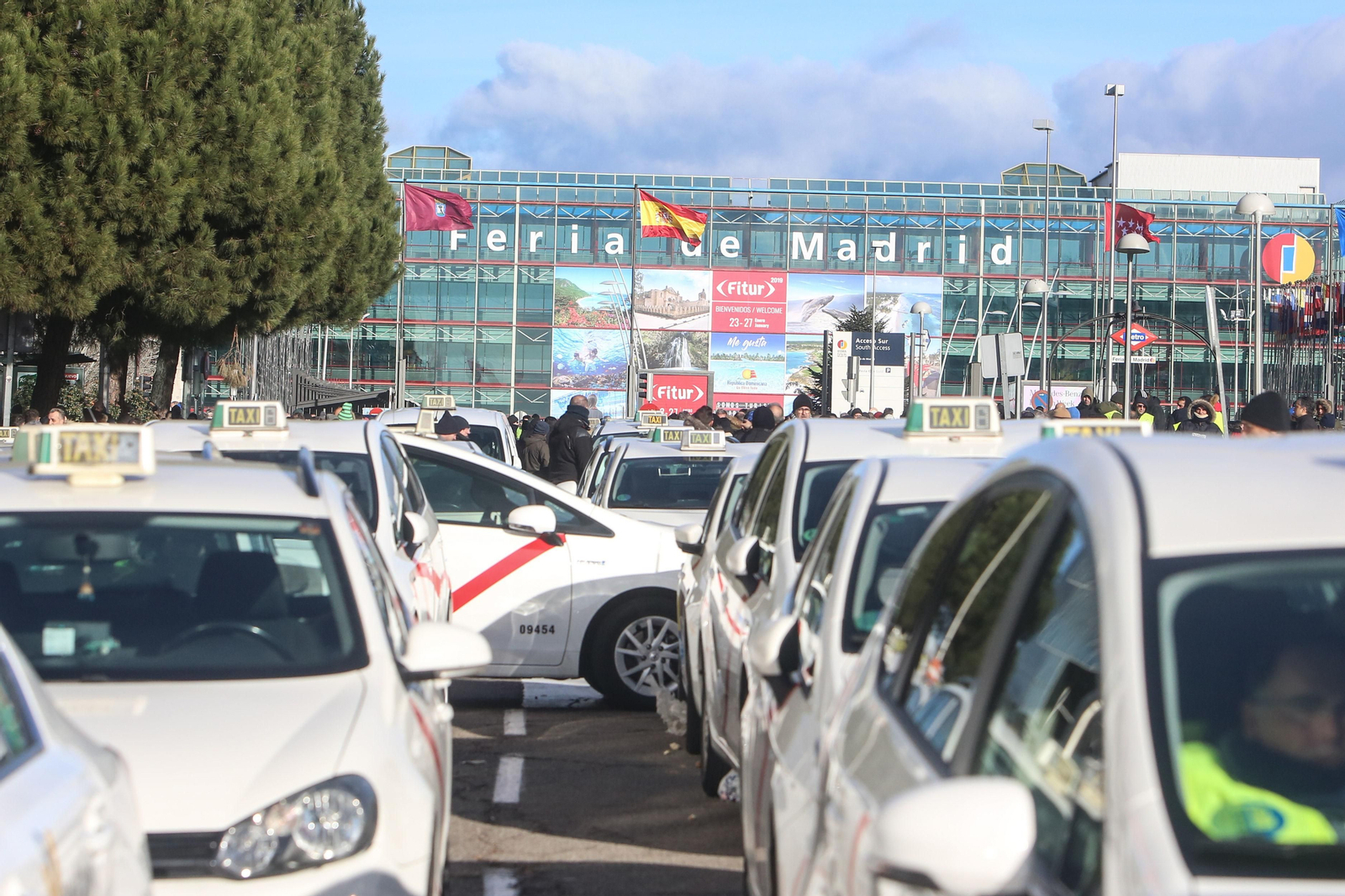 Las imágenes de la inauguración de FITUR, protagonizada por las protestas del taxi