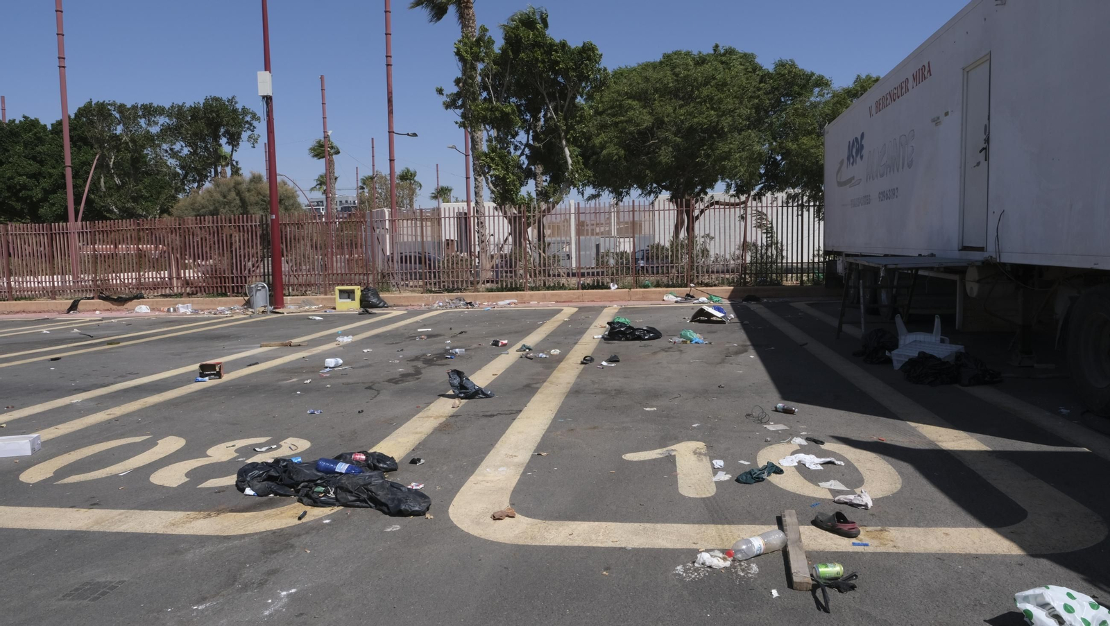 Fotos de la basura acumulada en el aparcamiento de los feriantes en la Vega de Acá