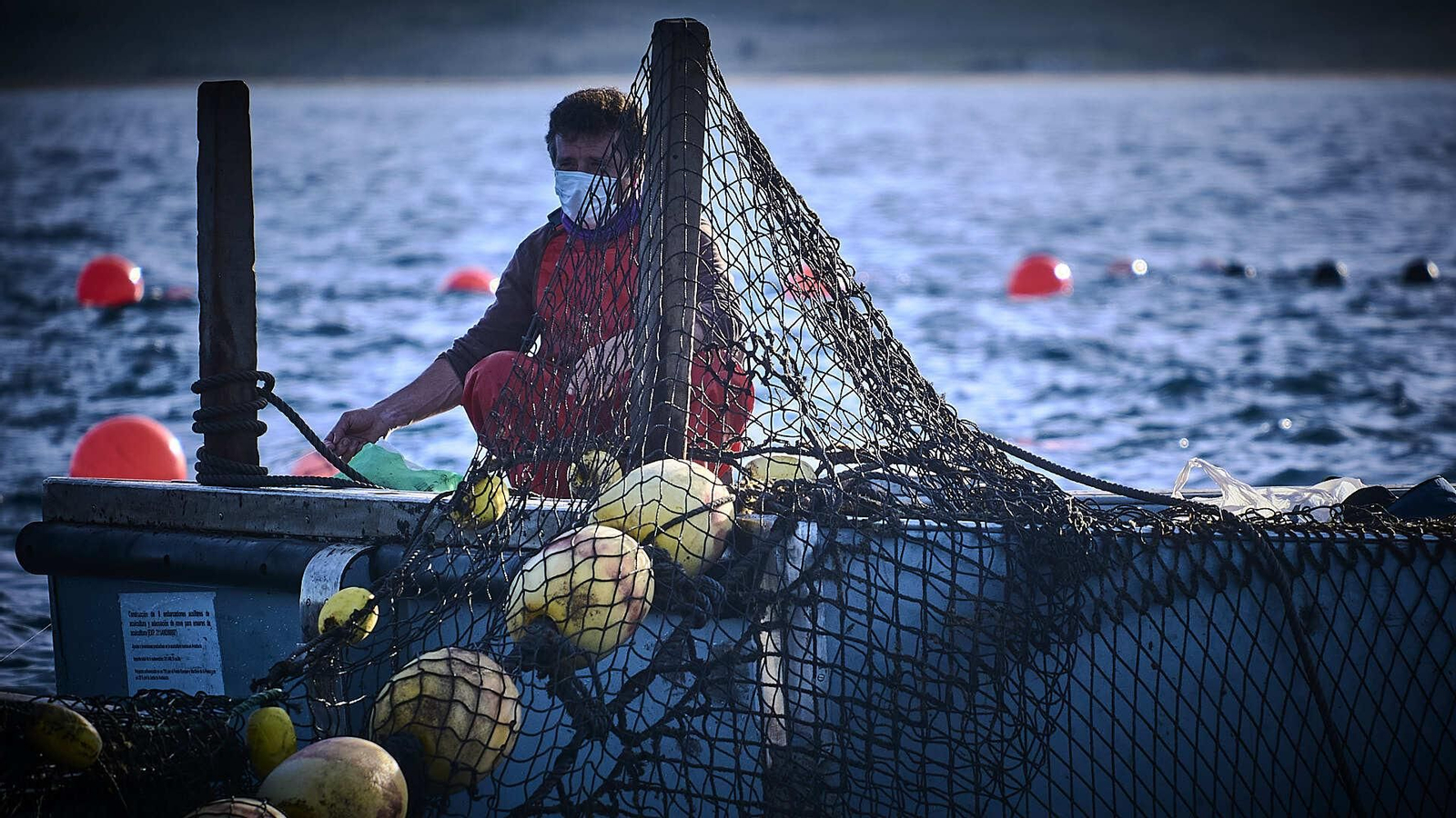 Un marinero con su mascarilla.