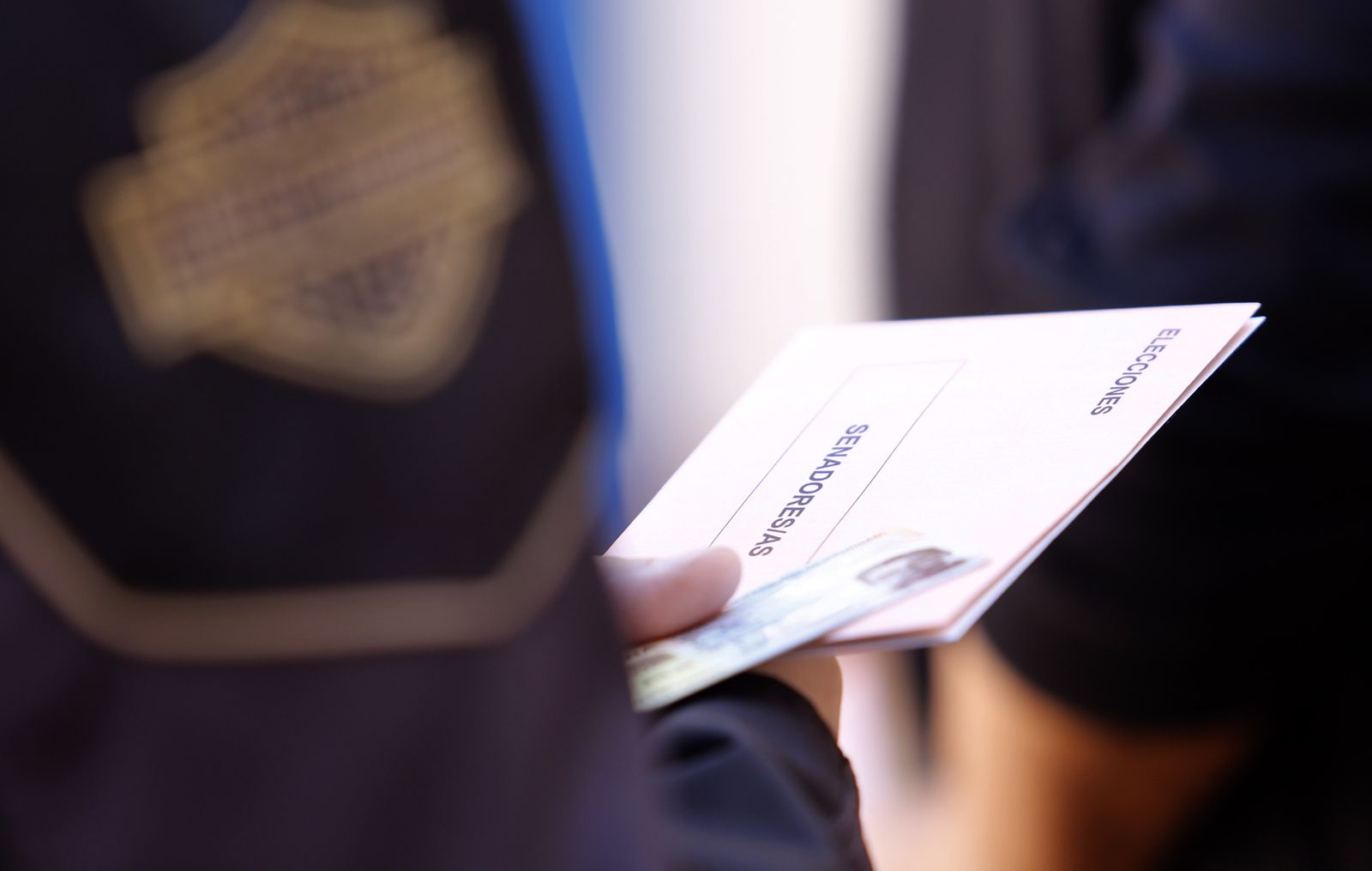 Un votante antes de depositar la papeleta.