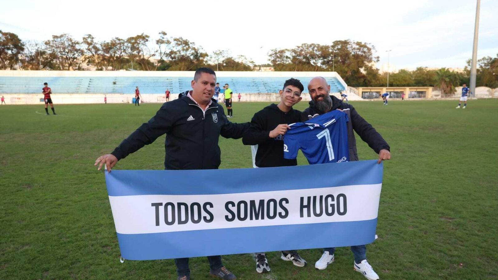 Hugo recibió una camiseta antes del encuentro.