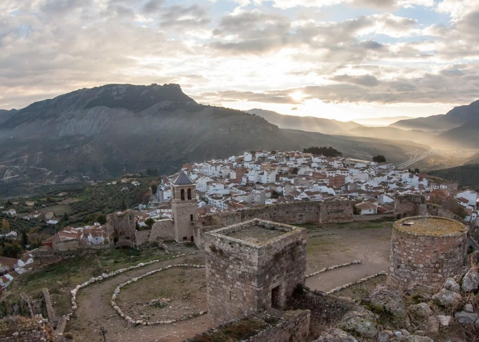El Castillo de La Guardia de Jaén cuenta con dos espacios: el alcázar y la alcazaba.