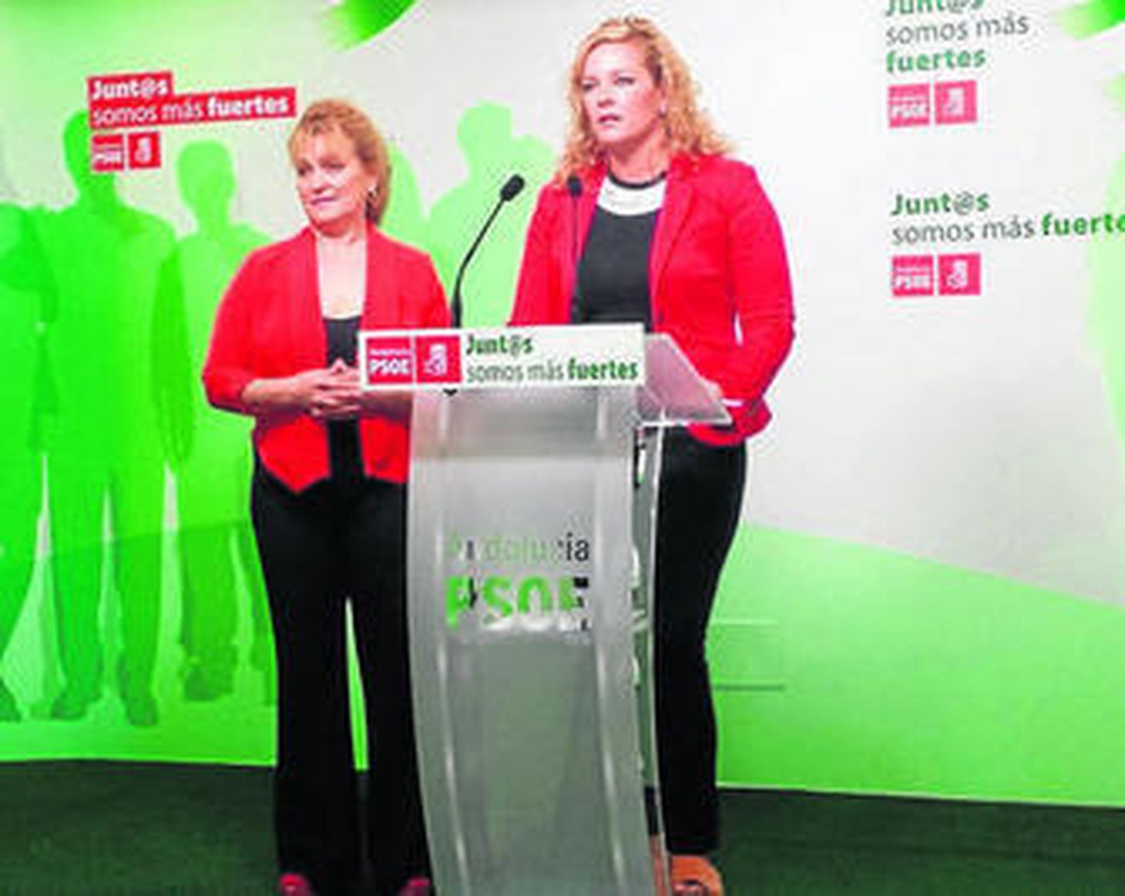 María Teresa Piqueras (en el atril) es la candidata del PSOE de Adra.