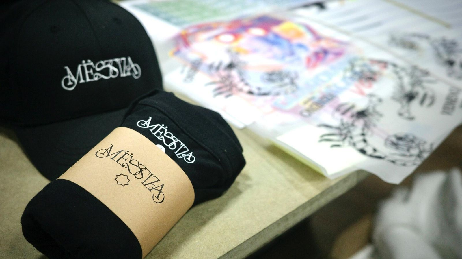 Artículos de 'merchandising' producidos en la tienda.