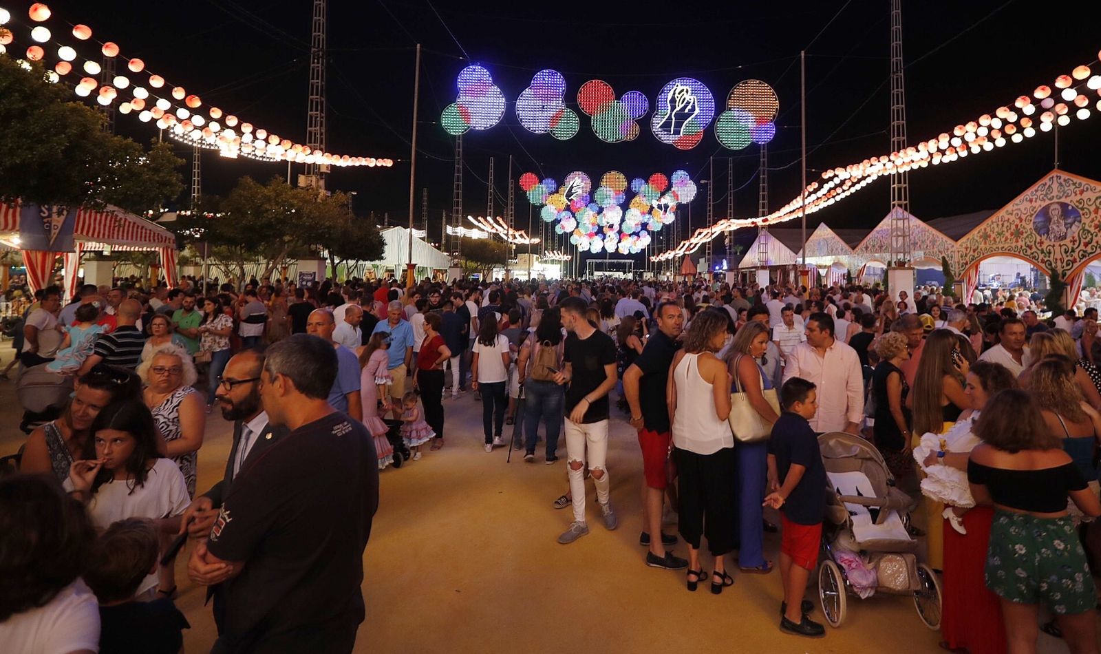 Imagen tomada tras el encendido del alumbrado extraordinario de Feria de este año.
