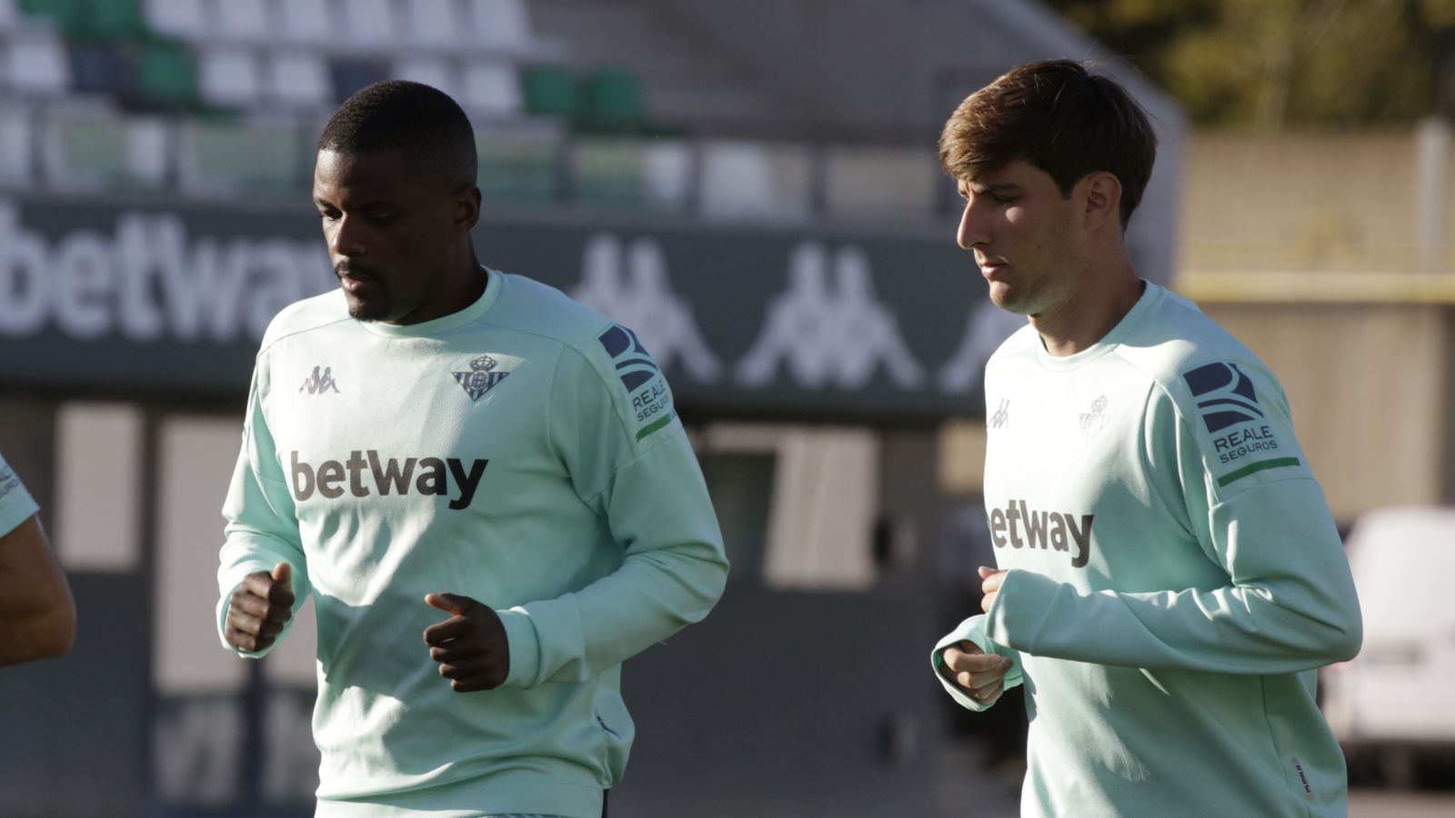 William Carvalho junto a Miranda en un entrenamiento.