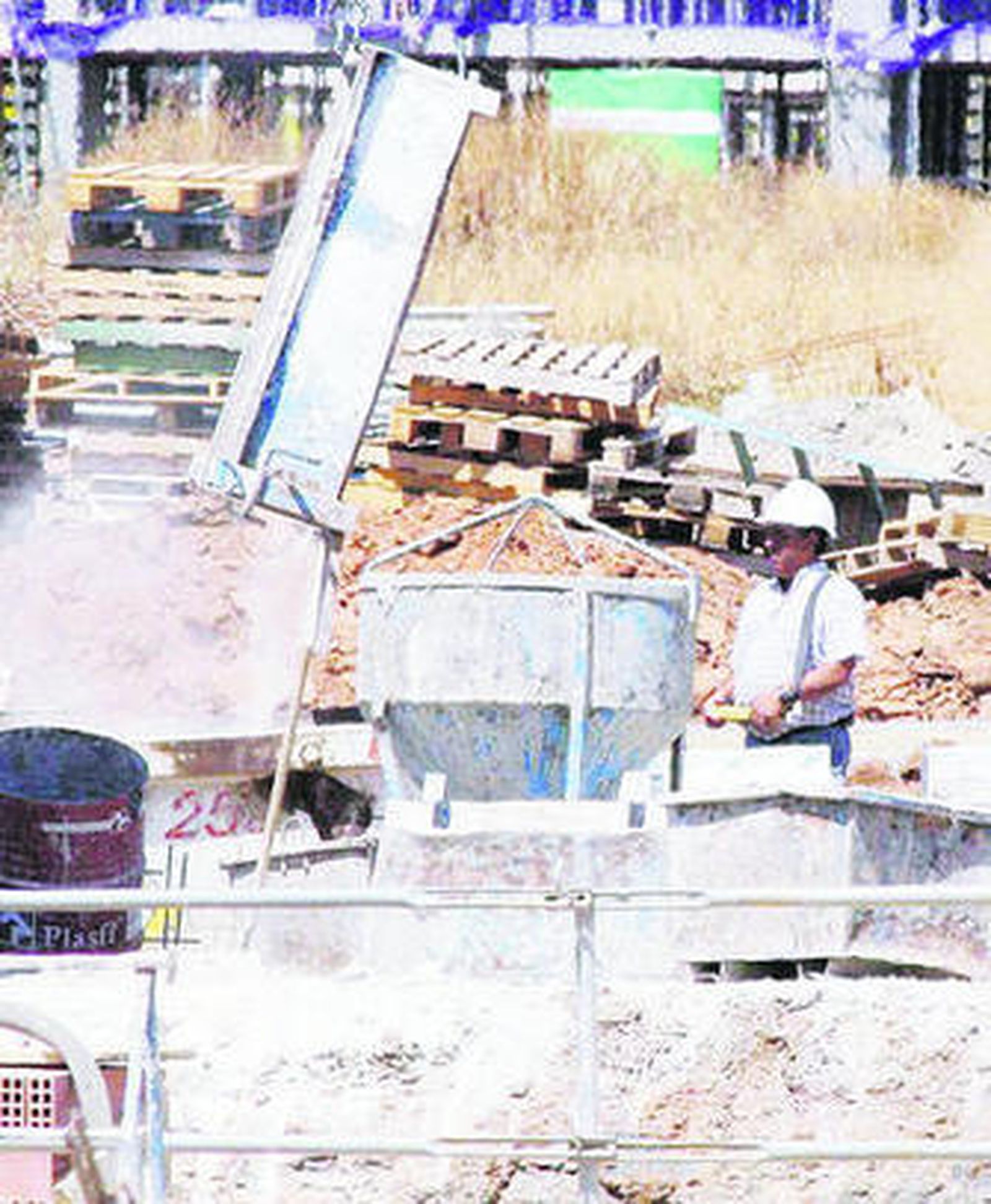 Un operario trabaja en una obra.