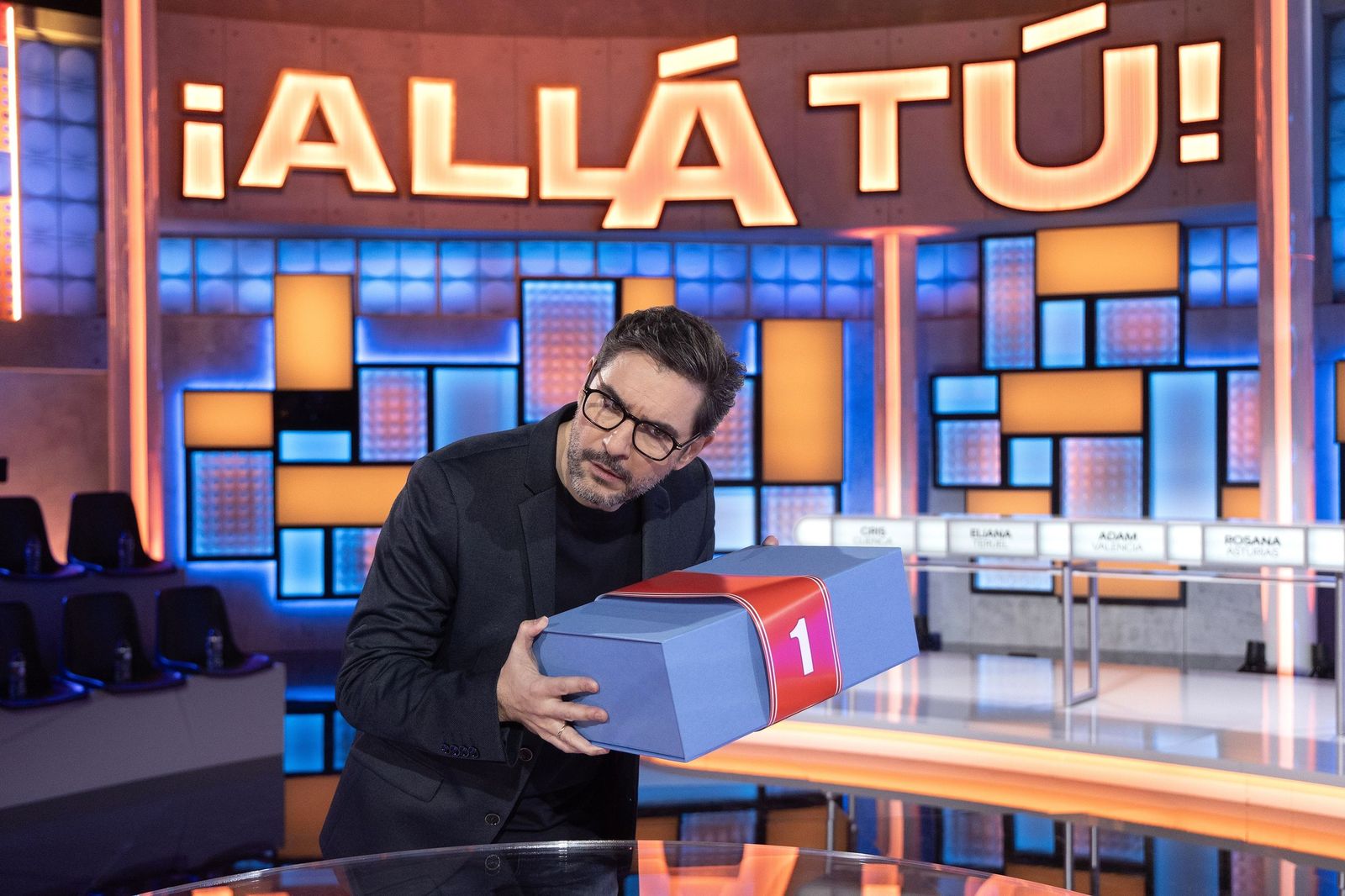 Juanra Bonet ficha por Telecinco para presentar la versión renovada de ‘¡Allá tú!’, el famoso concurso de las cajas.