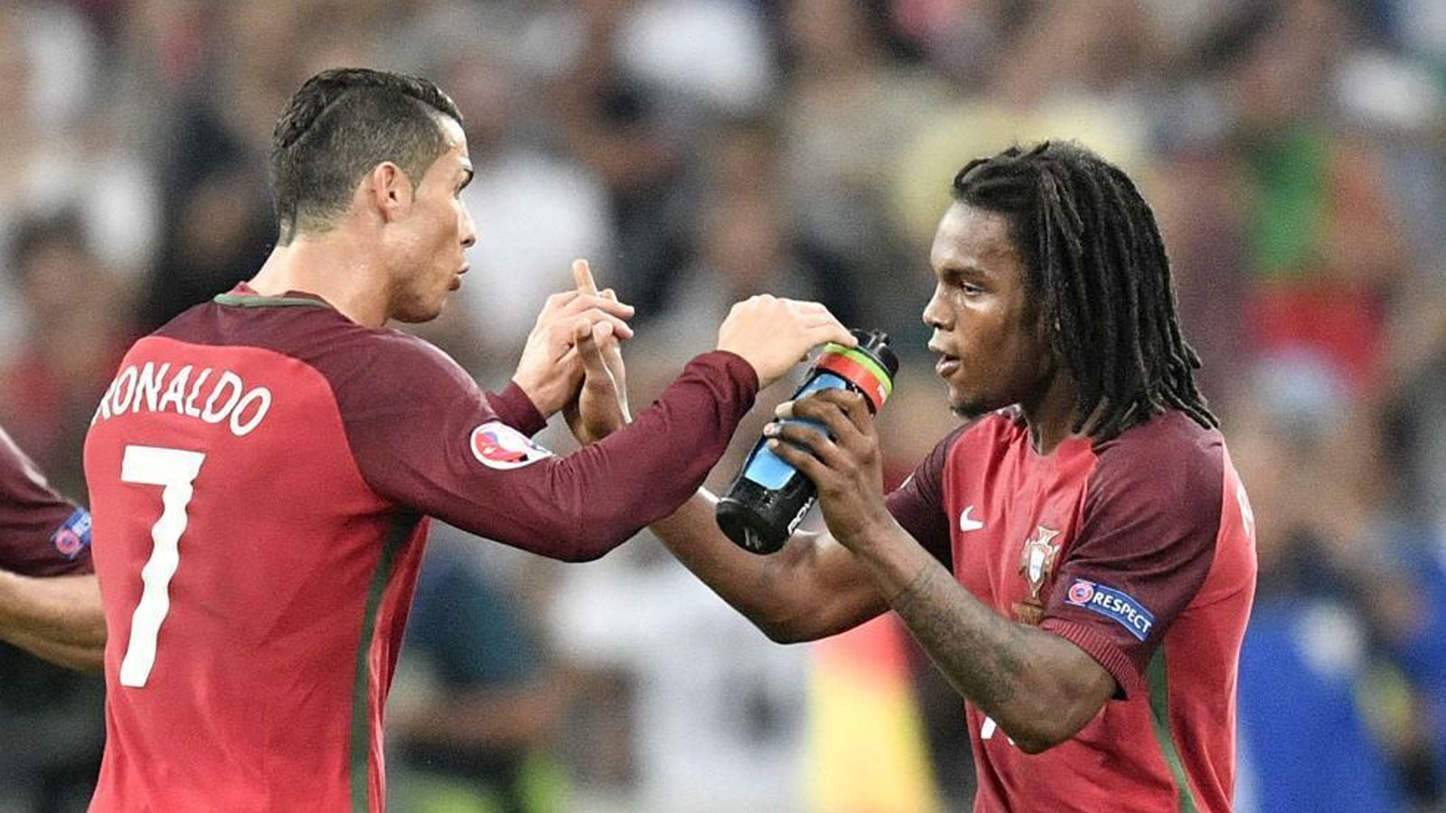 Renato Sanches, con Cristiano Ronaldo, en un partido de Portugal.