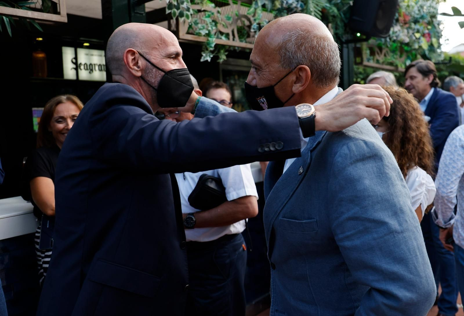 Monchi y Del Nido se abrazan en la terraza del Casino de la Exposición.