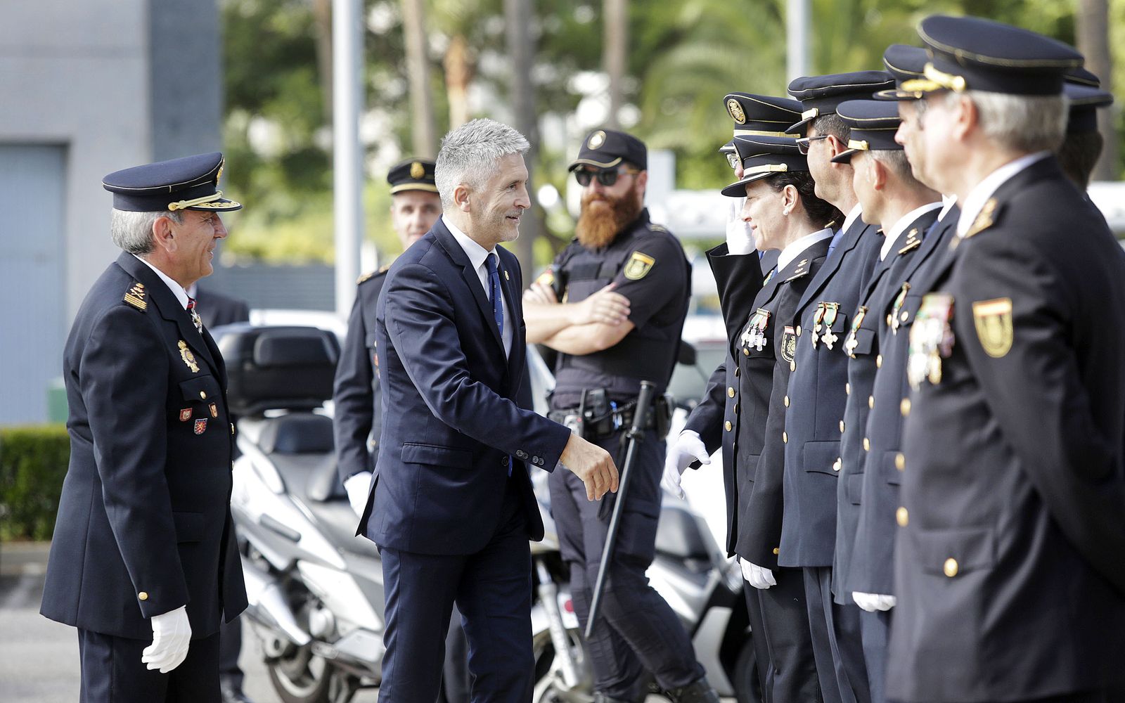 Grande-Marlaska saluda representantes de la Policía Nacional a su llegada ayer a Zona Franca.