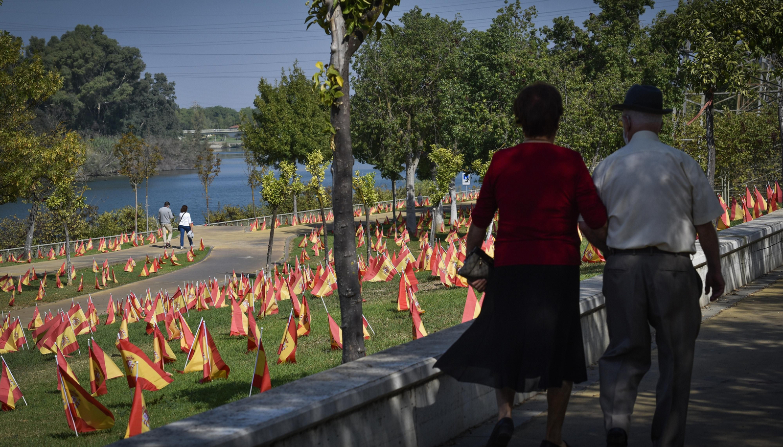 Víctimas del Coronavirus: 53.000 banderas de España junto al río