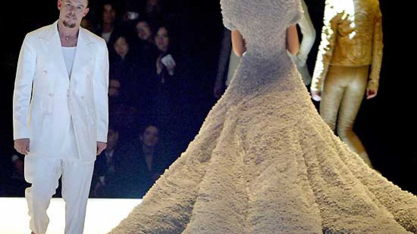 Al final de uno de sus desfiles.