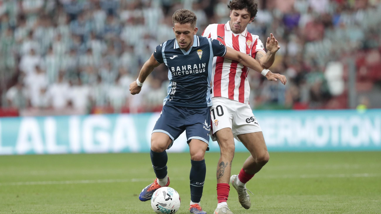 Isma Ruiz es presionado por un rival.