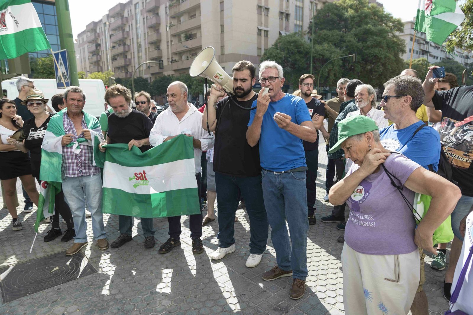 Los líderes del SAT Oscar Reina y Diego Cañamero (centro), ante los juzgados durante el juicio