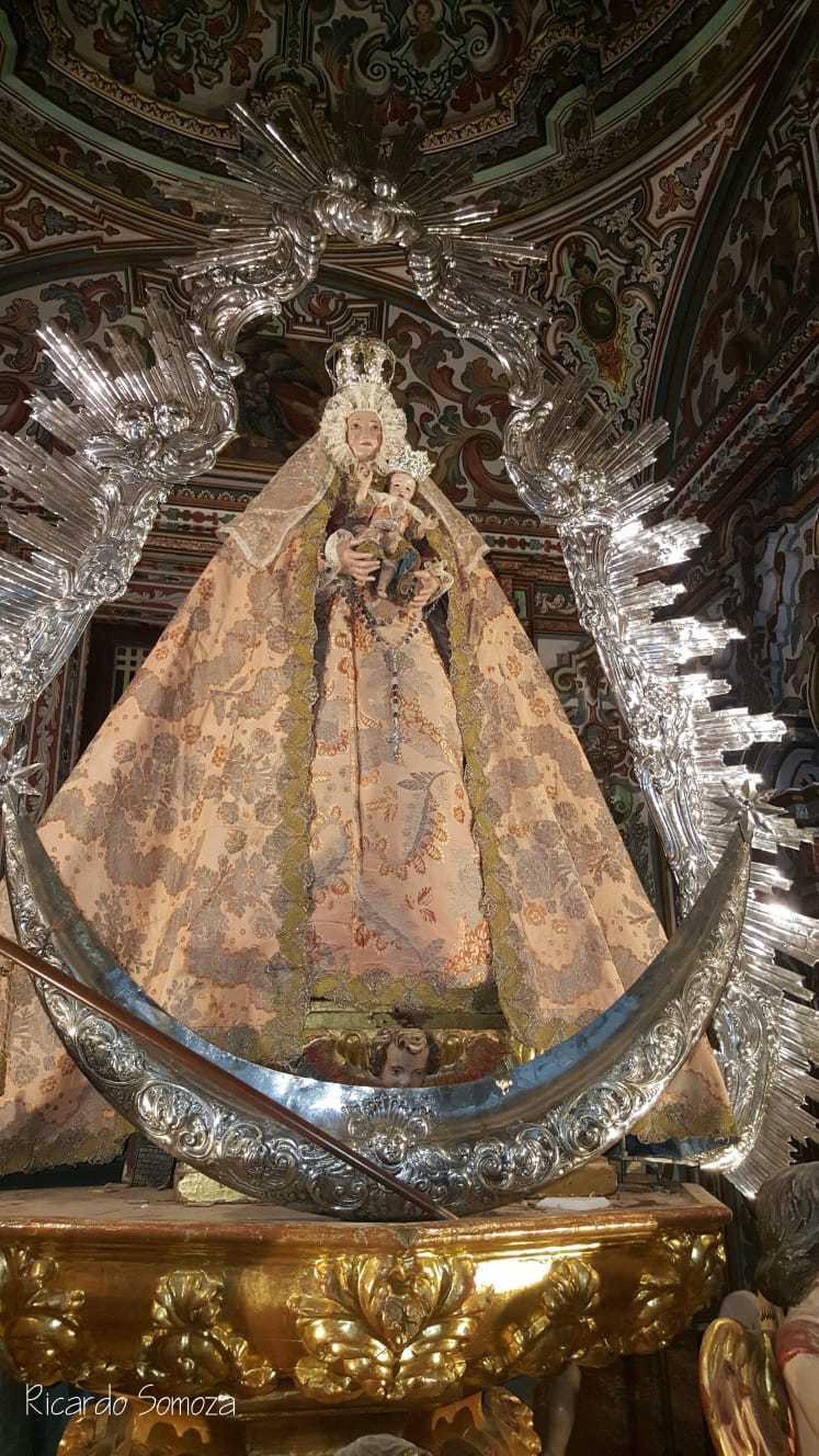 La talla mariana, antes de la intervención en el taller de Rafael Fernández.