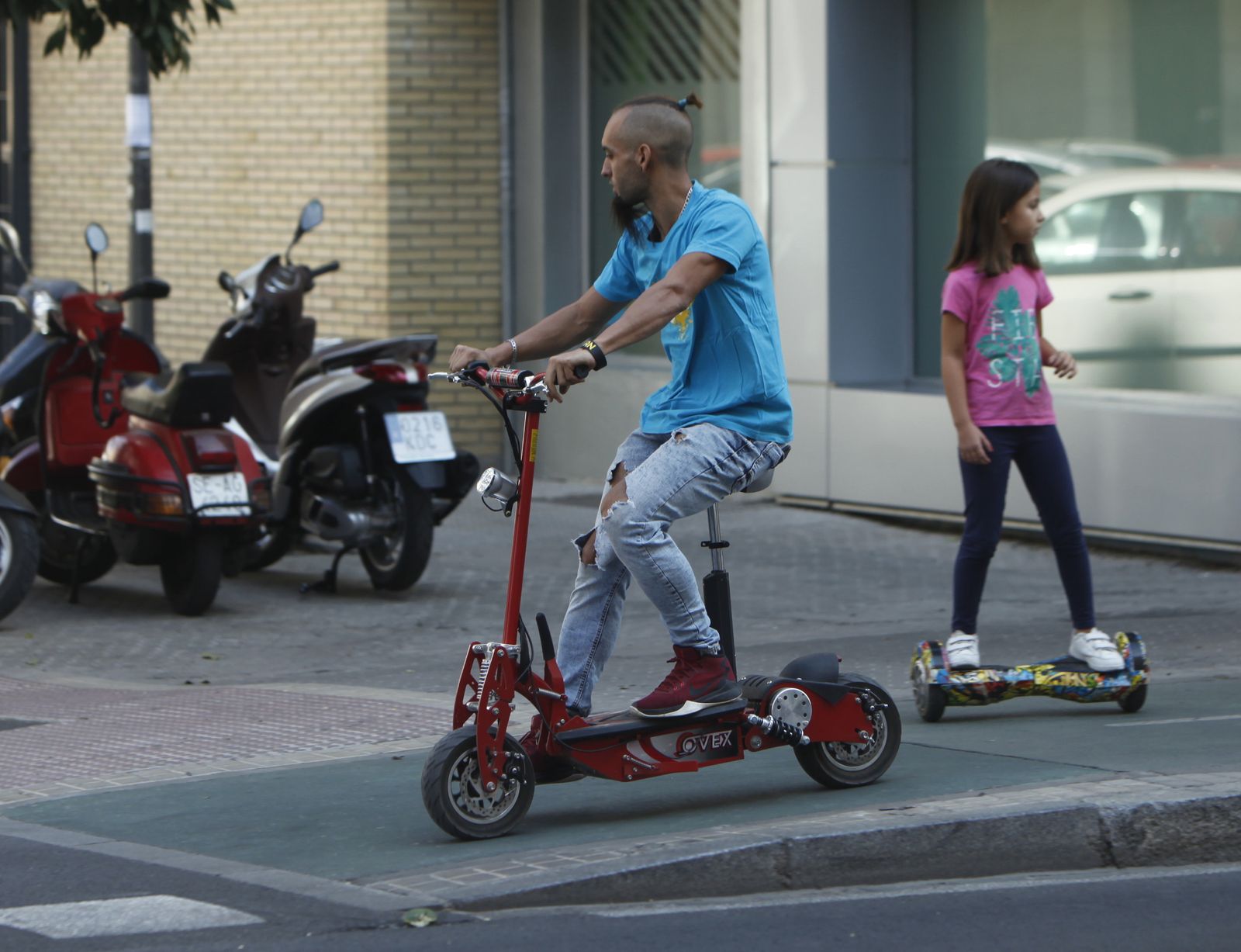 El patinete eléctrico con sillín que más se ve por el carril bici y el otro modelo que usan los niños.