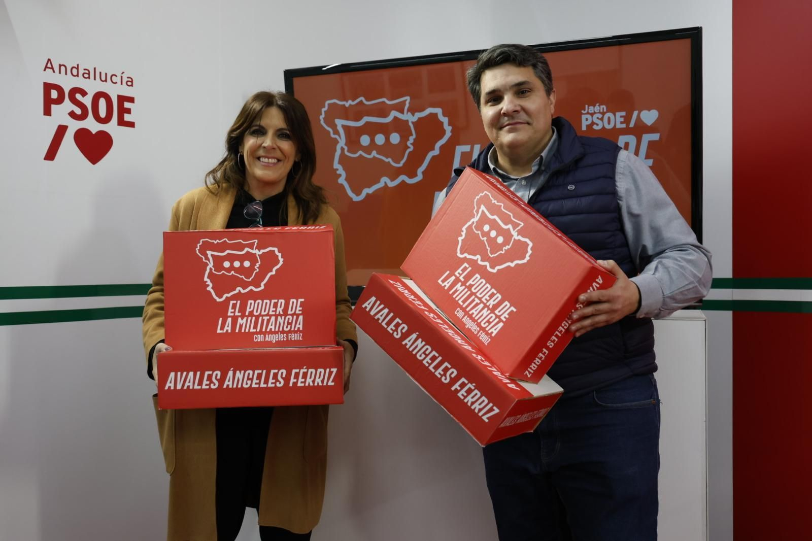 Manuel Lozano y Ángeles Férriz presentando los avalaes.