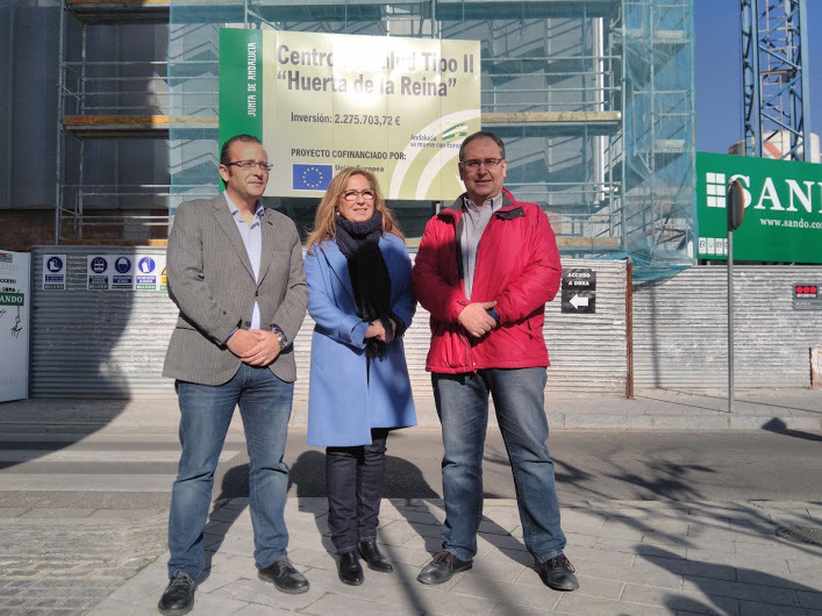 María de los Ángeles Luna, en el centro, durante su visita a las obras del centro de salud.