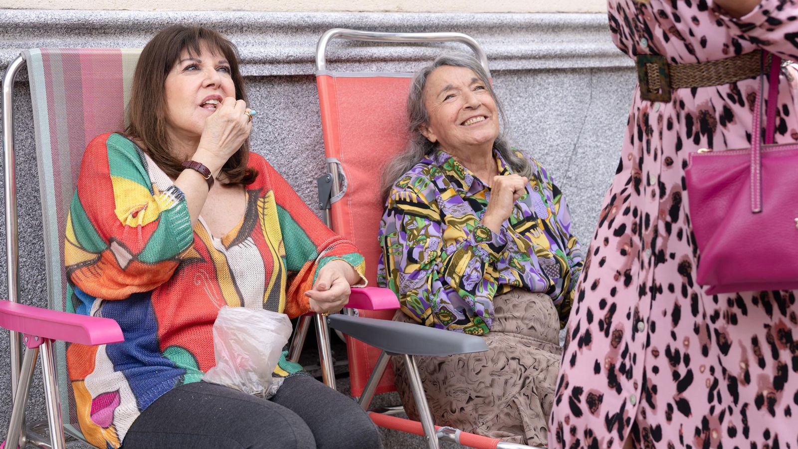 Menchu Carrascosa y Doña Fina,  la sociedad que aterroriza a los vecinos de Contubernio 49.