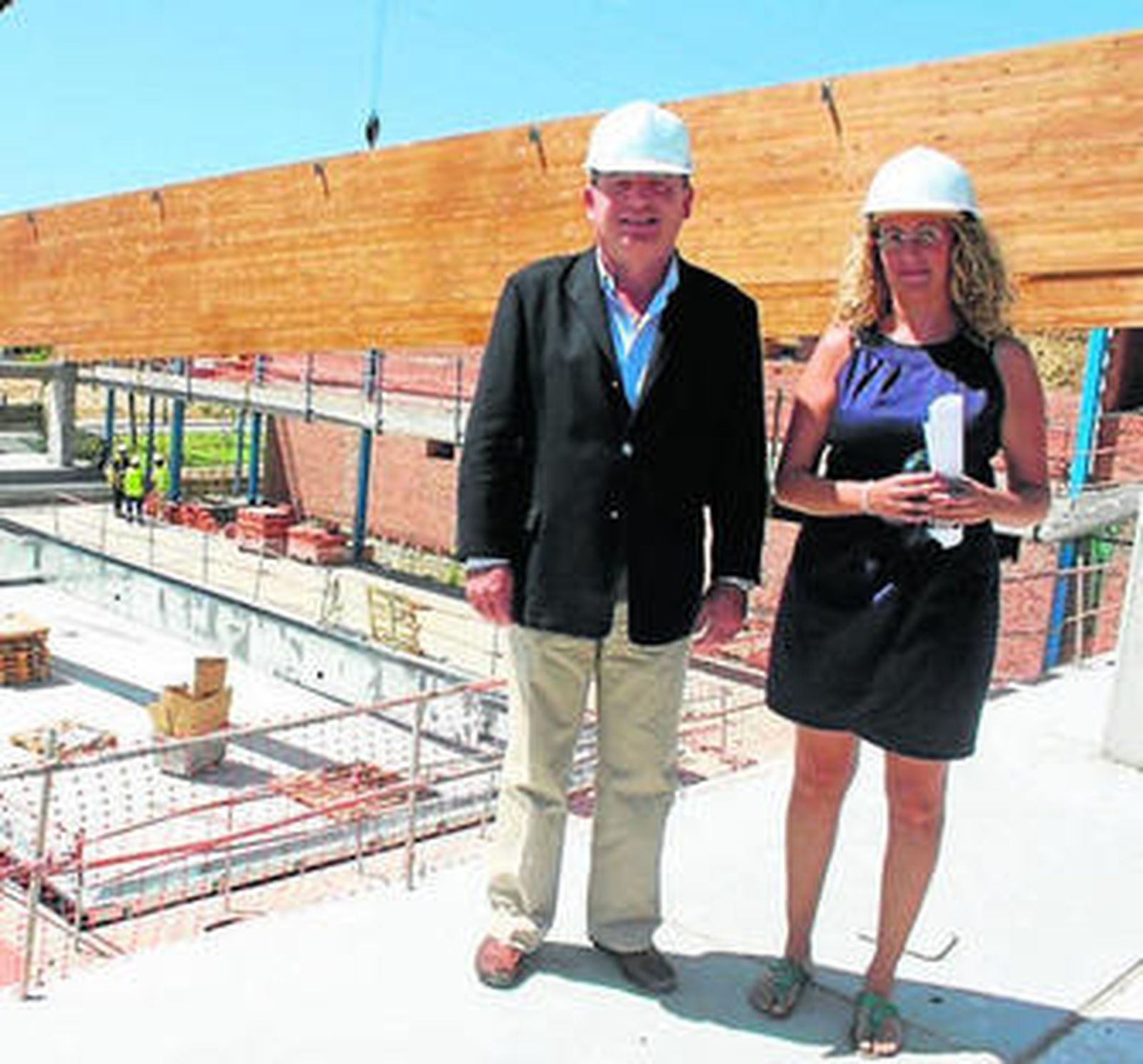 Delgado Bonilla, en la visita a las obras de la piscina de Torre del Mar.