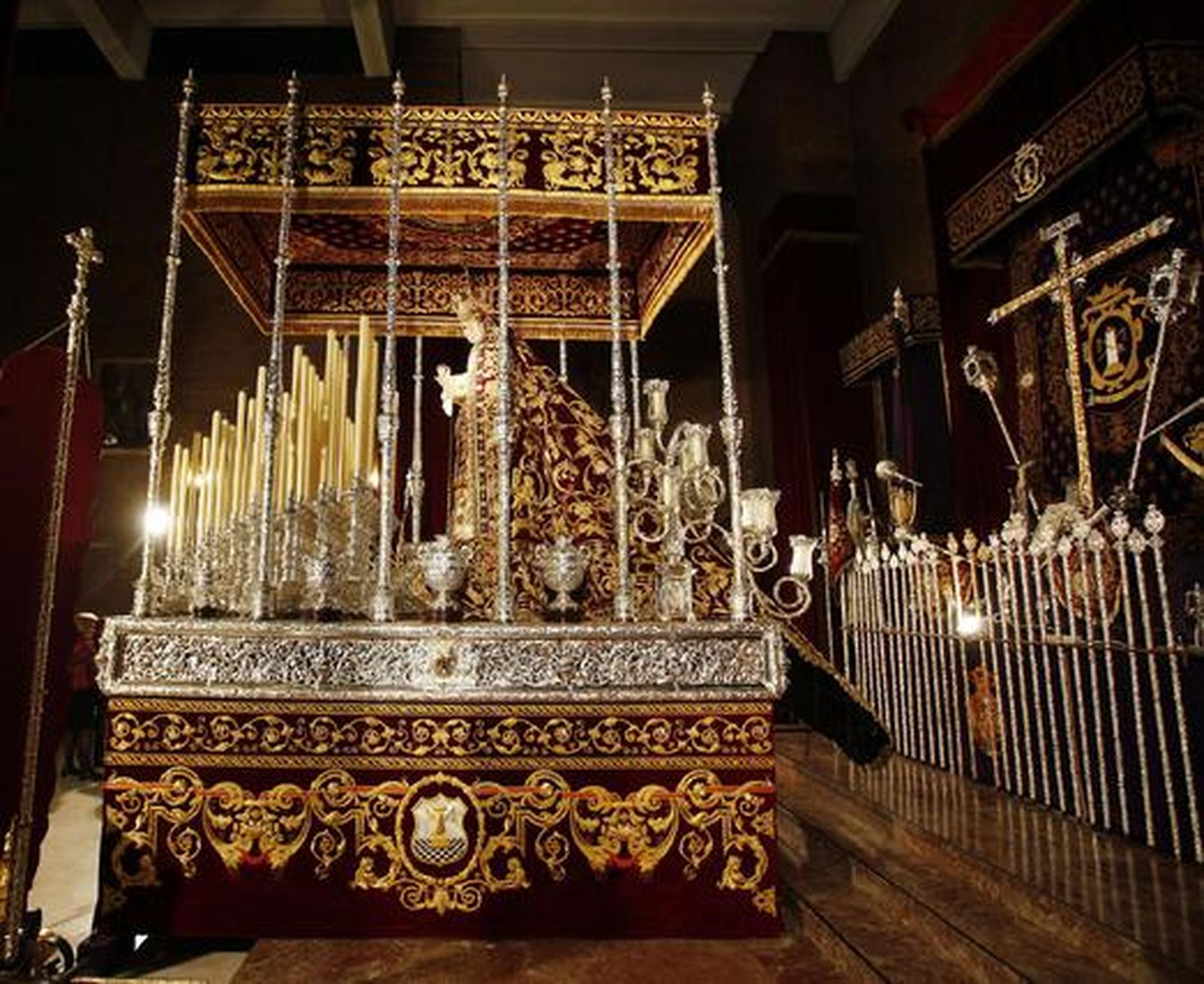 Las hermandades de las Cigarreras presentó la restauración de los bordados de su paso de palio y el nuevo techo, réplica del anterior. 

Foto: Jose Angel Garcia