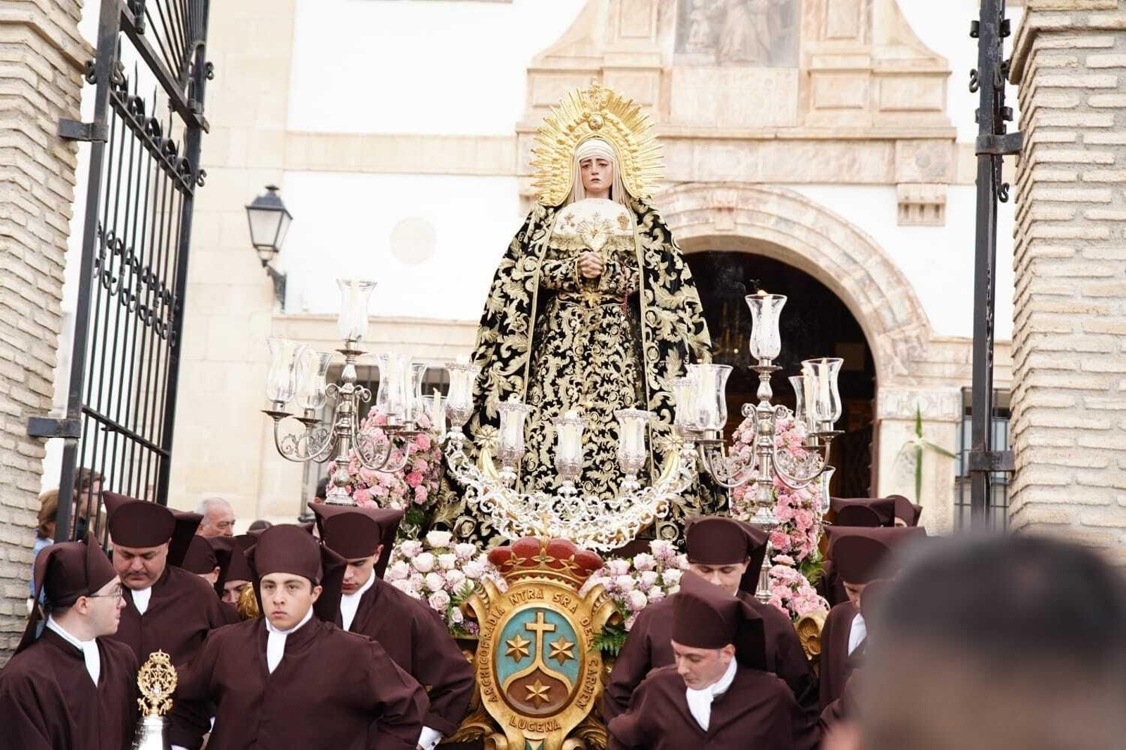 Martes Santo en Lucena: Las procesiones del Carmen, Servitas y Amor y Paz, en imágenes