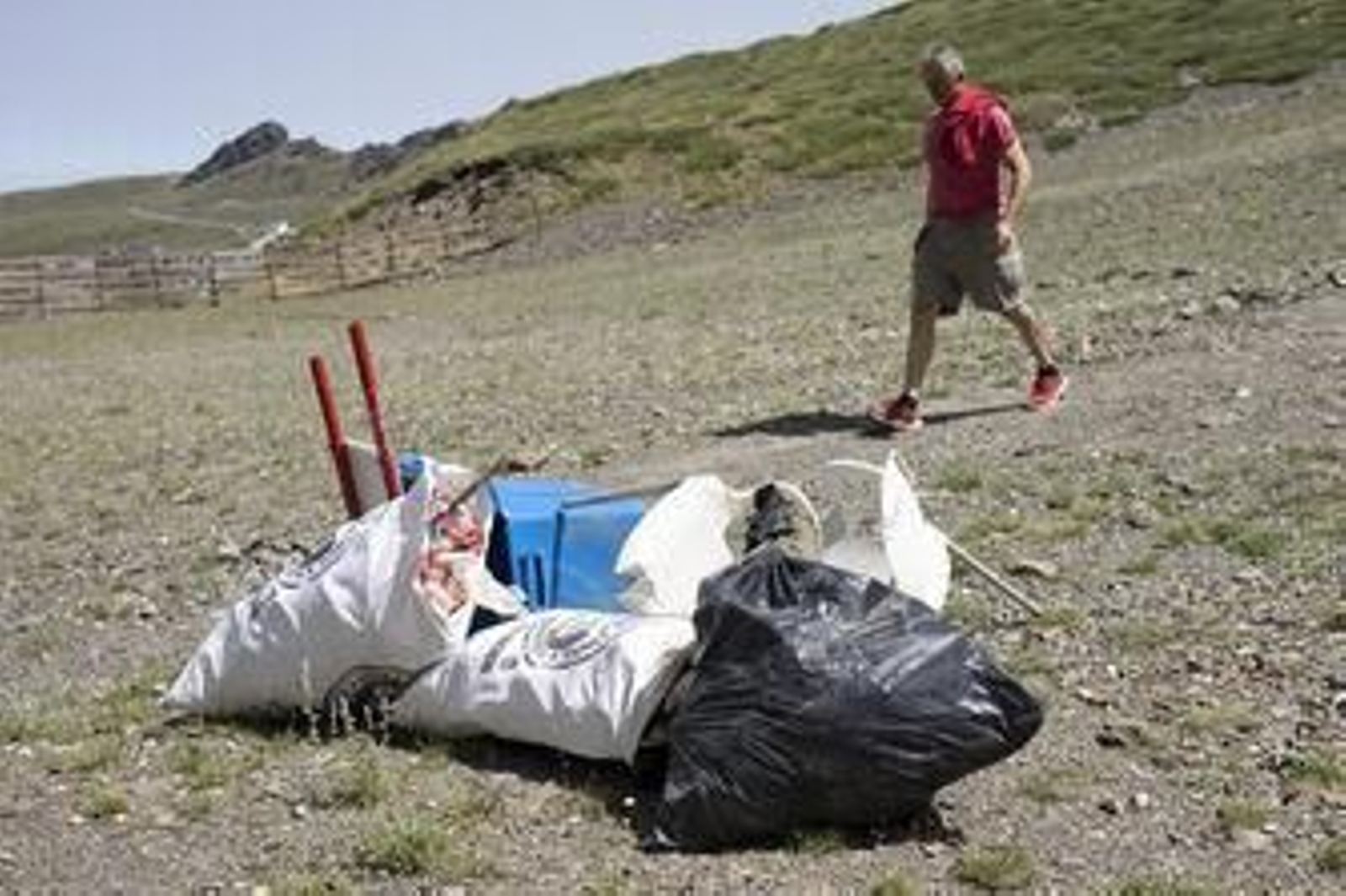 Fotos: así ha sido la jornada de limpieza en las pistas de esquí de Sierra Nevada